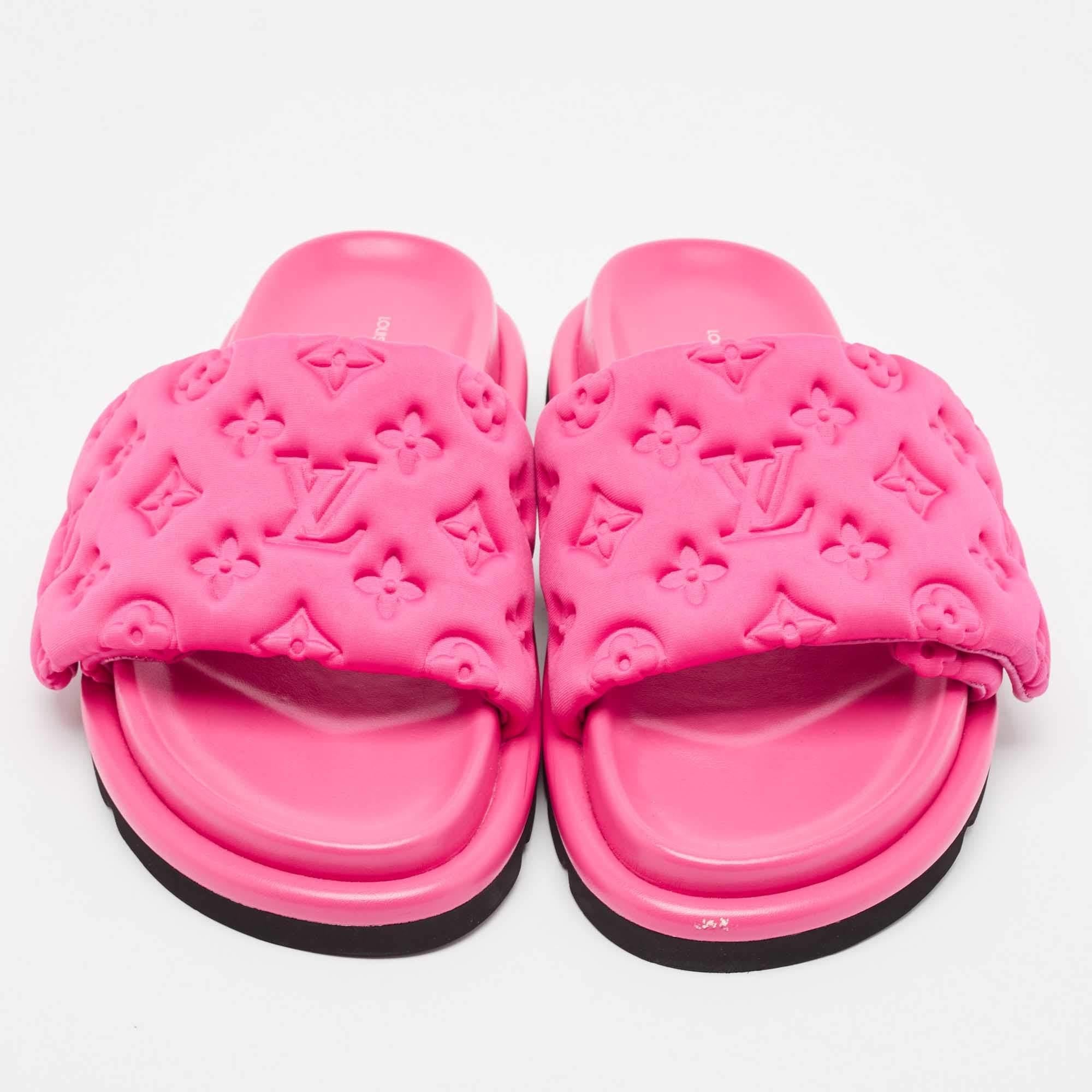 Louis Vuitton Pink Neoprene Pool Pillow Flat Sandals Size 39 In Good Condition In Dubai, Al Qouz 2