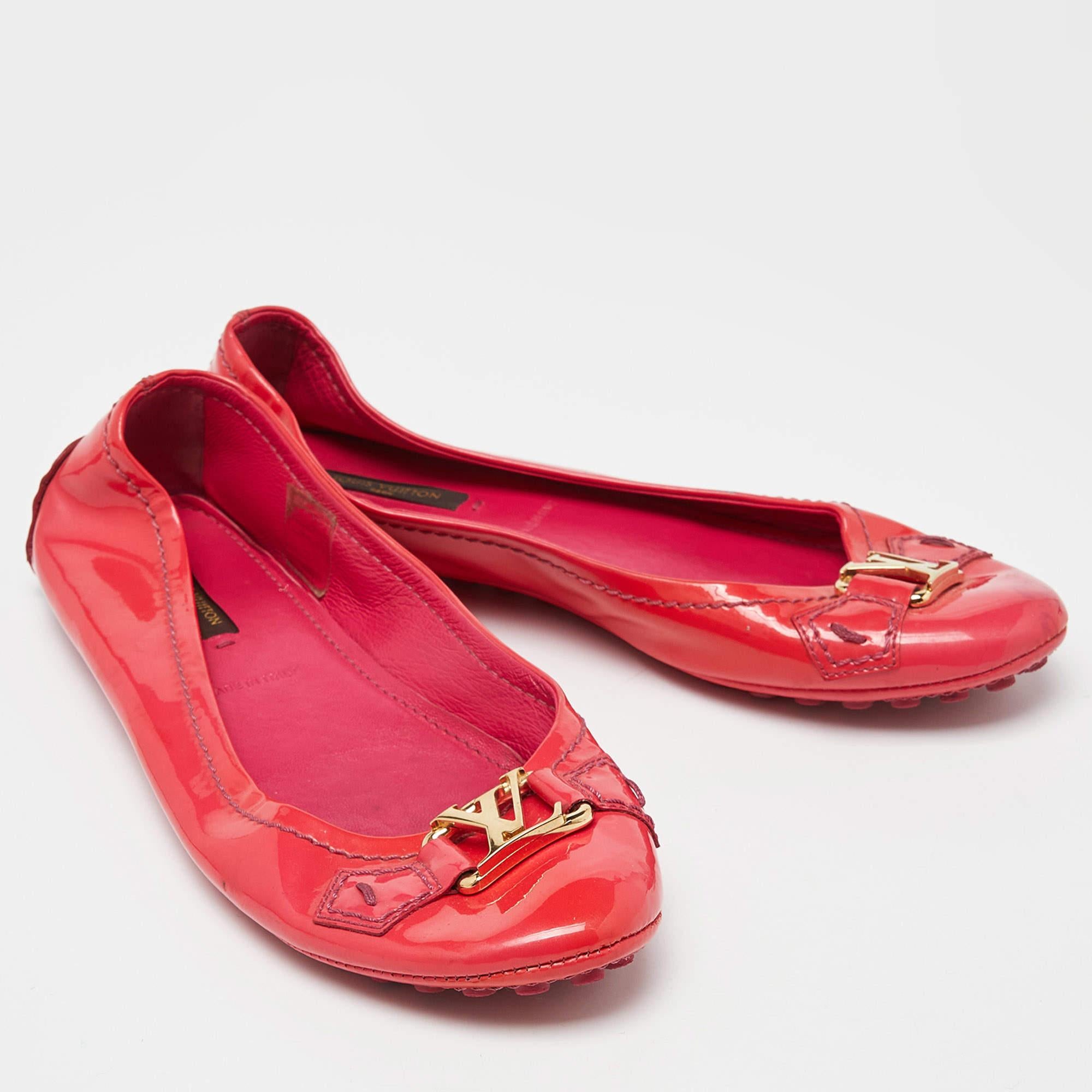 Bailarinas de charol rosa Louis Vuitton talla 35.5 en Bueno estado para la venta en Dubai, Al Qouz 2