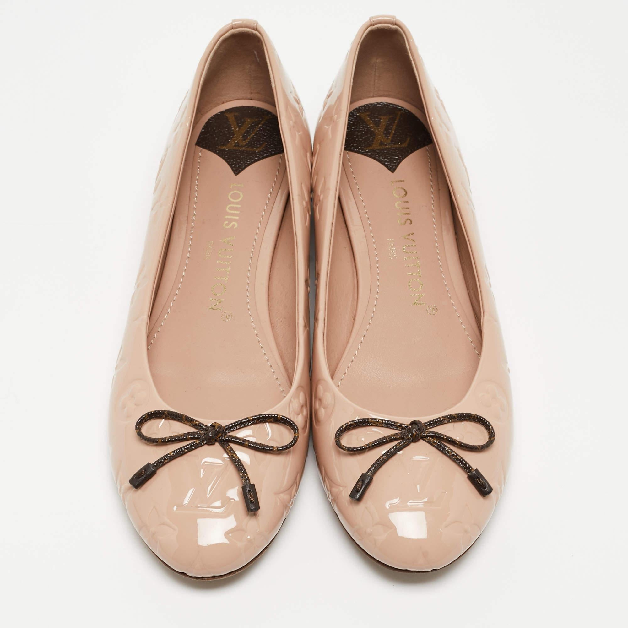 Step into sophistication and comfort with these Louis Vuitton ballet flats for women. Exquisitely crafted, these versatile shoes blend timeless elegance with everyday ease, ensuring a stylish and relaxed stride.

