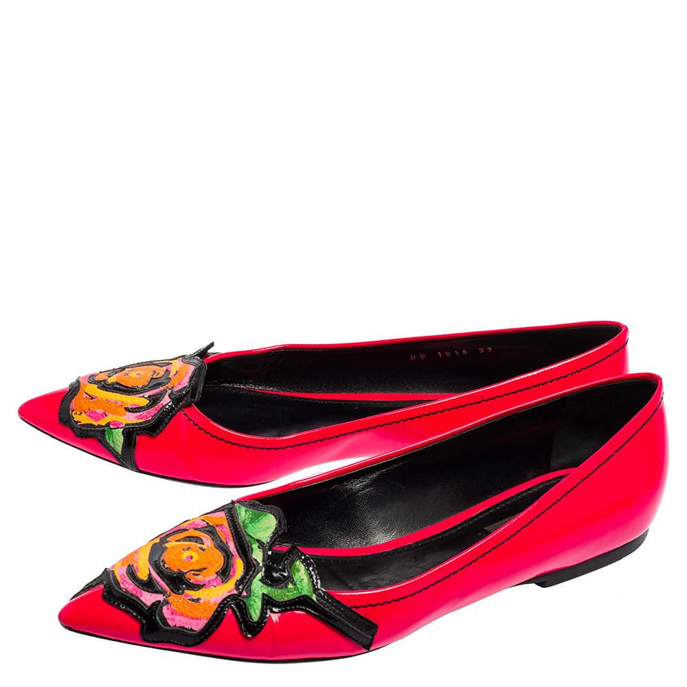 Give your summer days a pop of color with these Louis Vuitton ballet flats. Made from pink patent leather, these are adorned beautifully with floral detailing on the vamps, a signature design from the Stephen Sprouse collaboration. Their