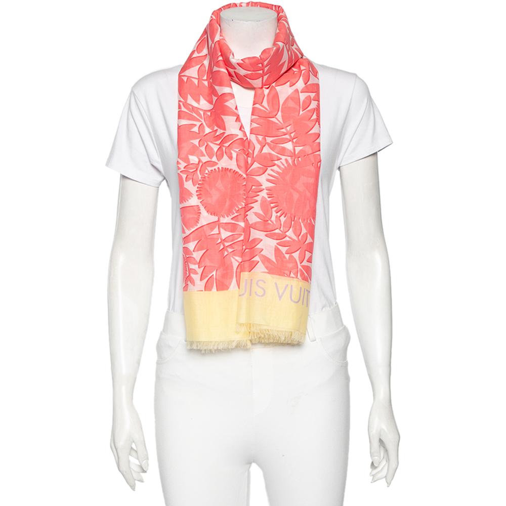 Classy and luxurious are some words that come to our minds when we think of Louis Vuitton. The label brings you this chic scarf made from a silk blend in a pink shade. The highlight of the creation is the intricate pattern laid all over the