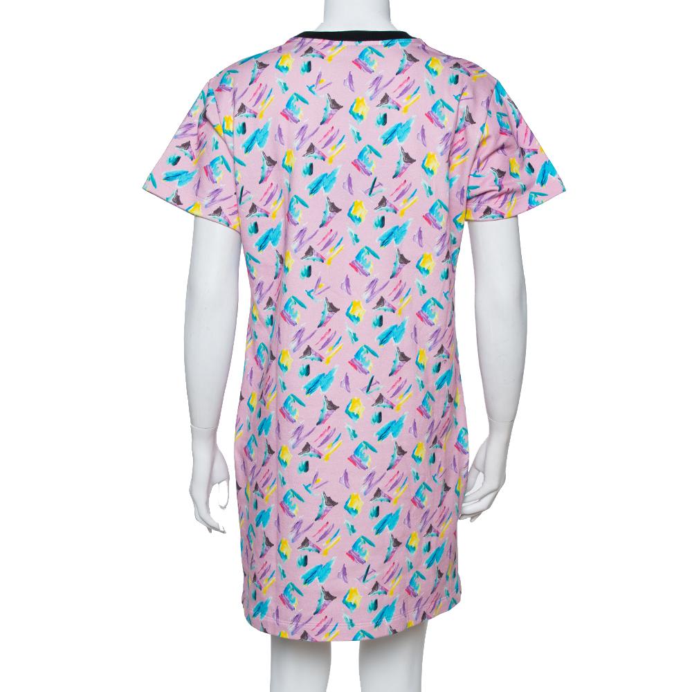 Das Sweatshirt-Kleid von Louis Vuitton ist perfekt für den Freizeitlook. Das Kleid ist aus Baumwolle gefertigt und hat einen hübschen rosa Farbton, der mit einem auffälligen Druck auf der Vorderseite kontrastiert wird, um dem Kleid den perfekten