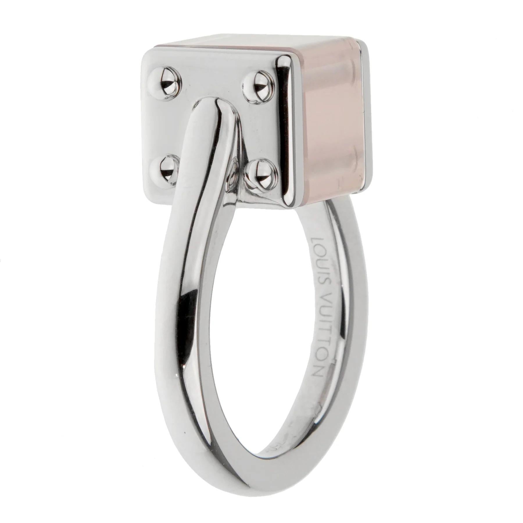 Der rosafarbene Quarzstein strahlt eine Aura von Weiblichkeit und Eleganz aus und besticht durch seinen zarten Rot-Ton. Das sorgfältig gearbeitete Weißgoldband verleiht dem Design einen Hauch von Opulenz und ergänzt den rosa Quarz perfekt.

Das