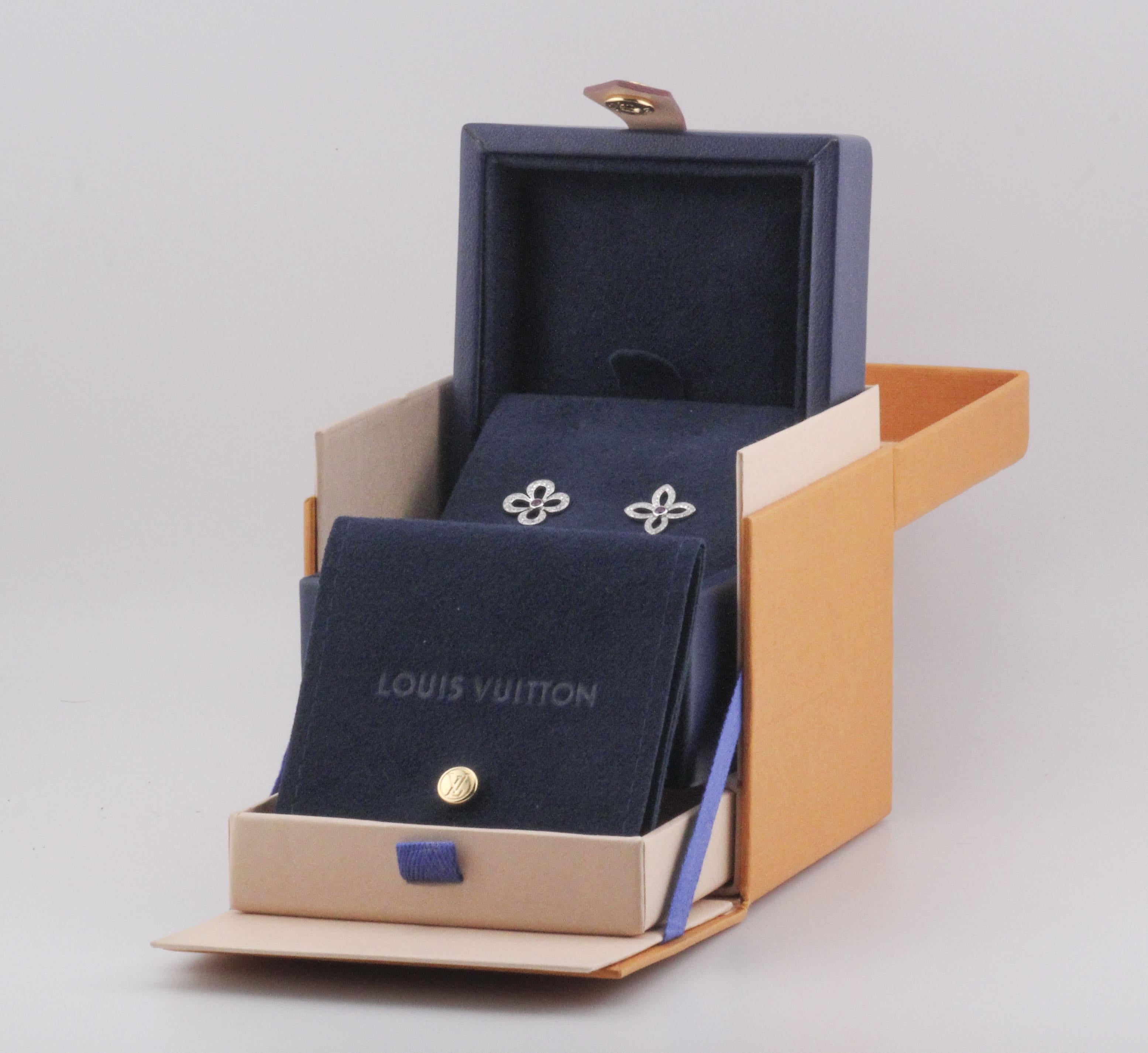 Eleganti e raffinati, questi orecchini Louis Vuitton sono sinonimo di raffinatezza e maestria.

Ogni orecchino presenta un delicato disegno floreale, centrato da un vibrante zaffiro rosa dal taglio rotondo, che irradia una morbida tonalità rosa. Il