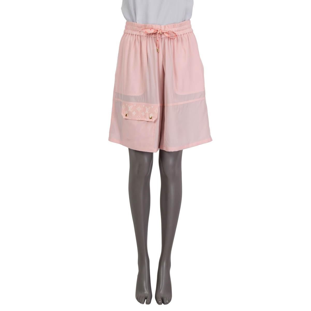 100% authentische Louis Vuitton Bermuda-Shorts mit Ombré-Detail aus rosa Seide (100%). Mit einer geknöpften aufgesetzten Tasche auf der Rückseite, zwei aufgesetzten Taschen und einer geknöpften Pattentasche auf der Vorderseite. Mit Kordelzug zu