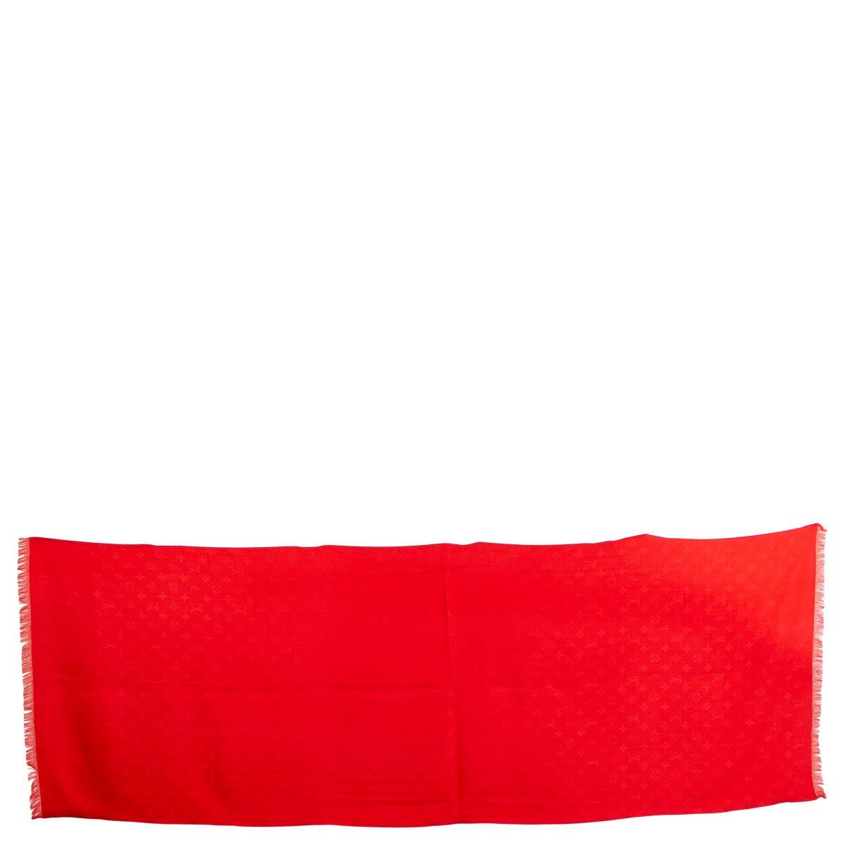 100% authentischer Louis Vuitton Monogram Fransenschal mit doppeltem Gesicht aus rosa Seide (100%) und rotem Kaschmir (100%). Wurde getragen und ist in ausgezeichnetem Zustand. 

Messungen
Breite	65cm (25.4in)
Länge	180cm (70.2in)

Alle unsere
