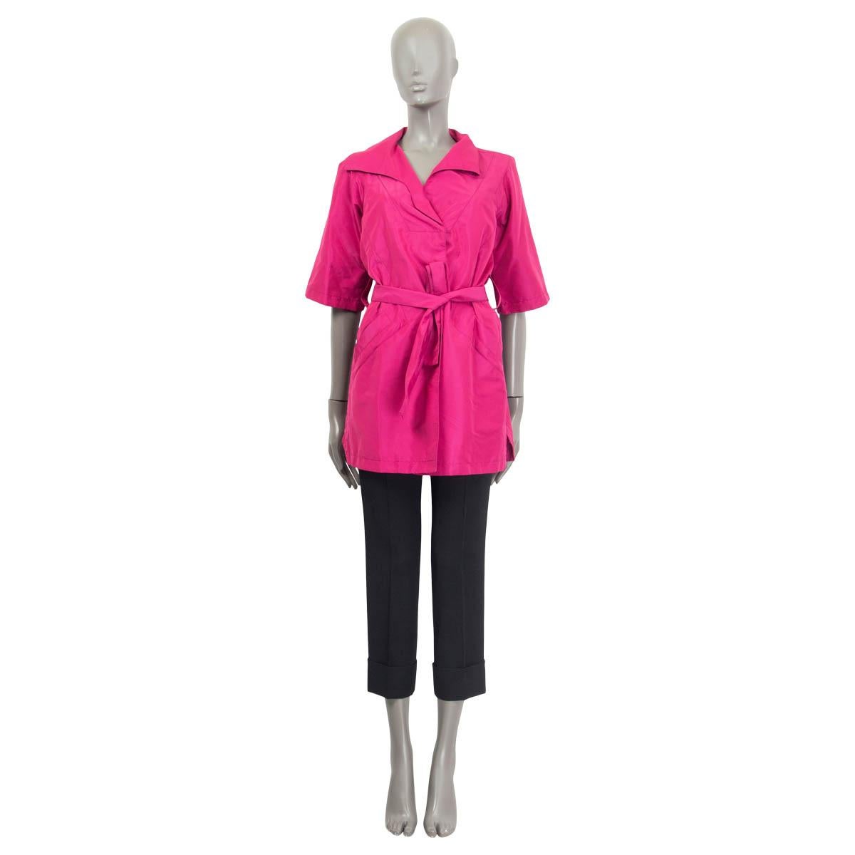 100% authentic Louis Vuitton short sleeve jacket in magenta silk (54%) and polyester (46%). Features a belt and four slit pockets on the front. Opens with three push buttons on the front. Lined in magenta silk (100%). Has been worn and is in