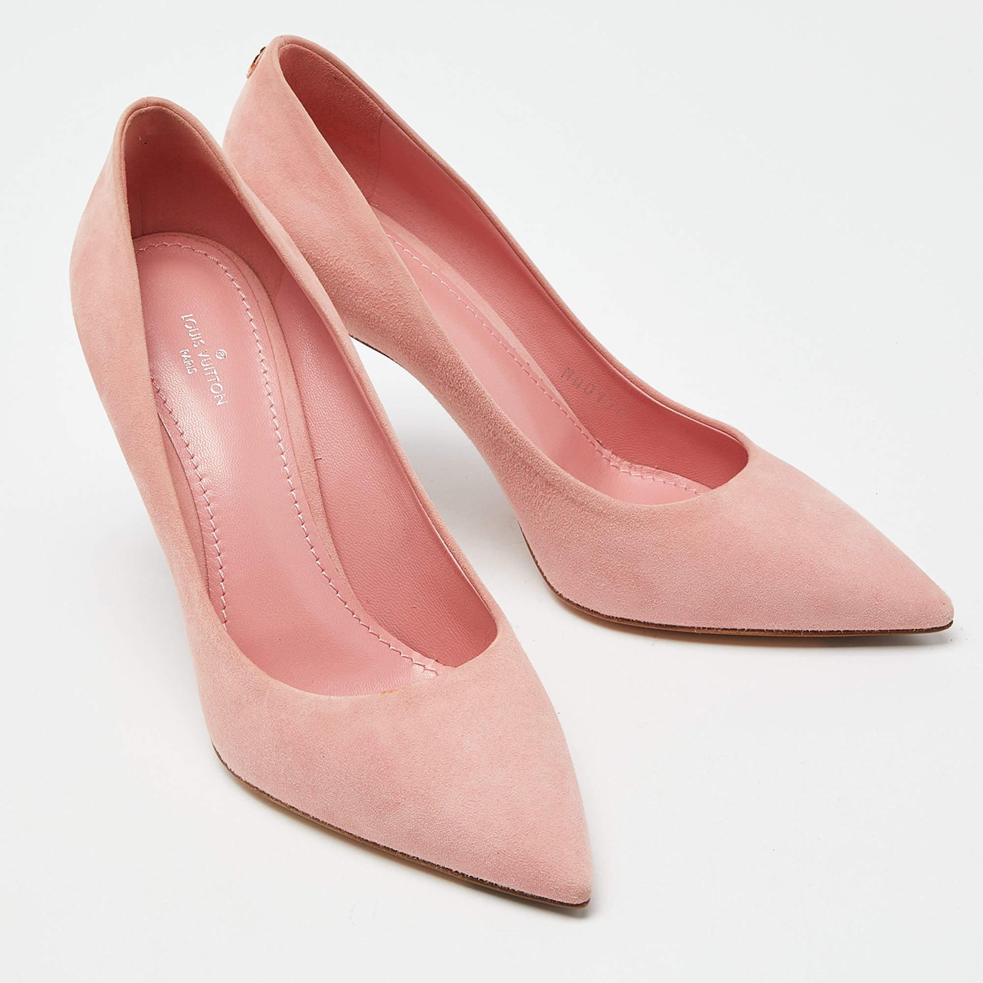 Louis Vuitton Pink Suede Pointed Toe Pumps Size 38.5 In Excellent Condition For Sale In Dubai, Al Qouz 2