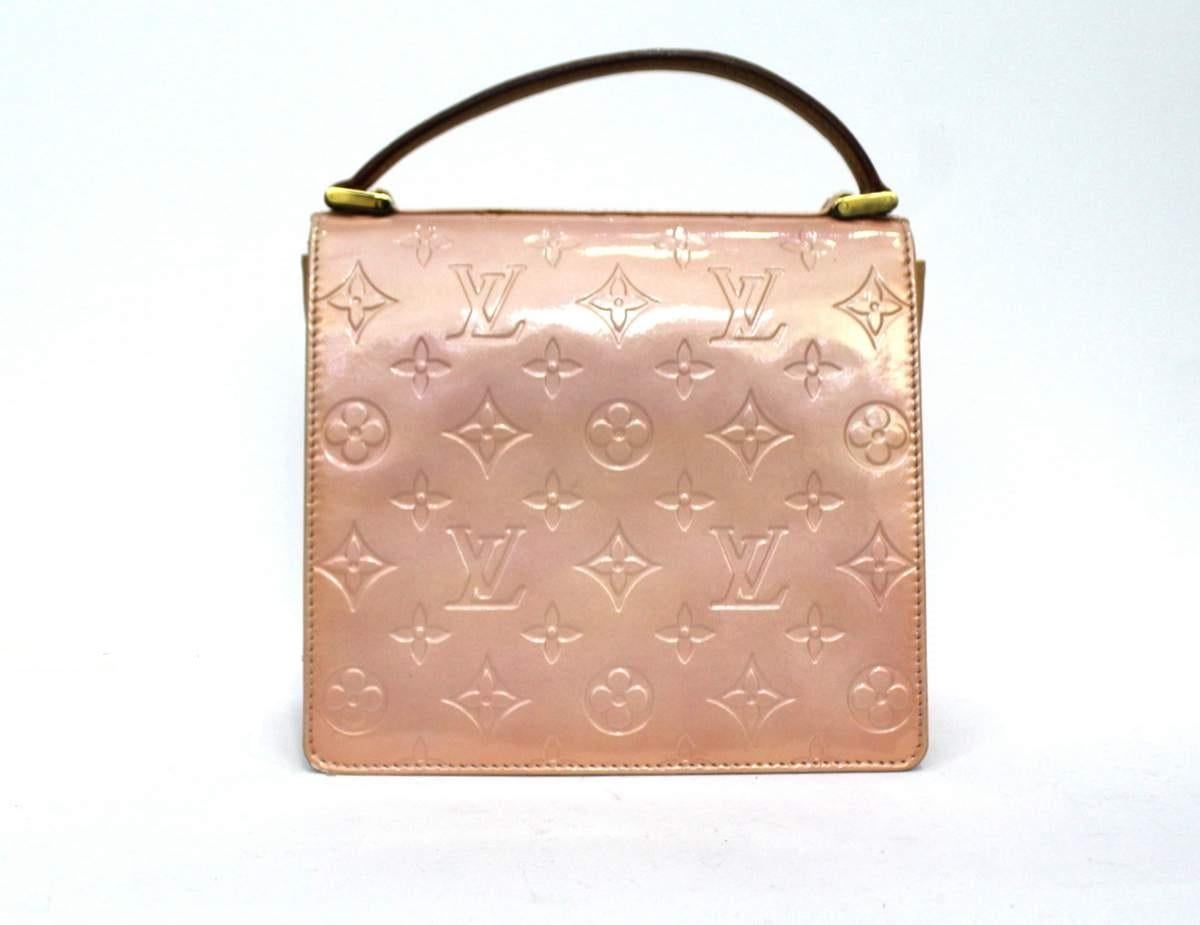 Louis Vuitton bag Spring Street model made of pink patent leather with cowhide handle and gold hardware.President closes internally for the essentials.
It is in good condition. 