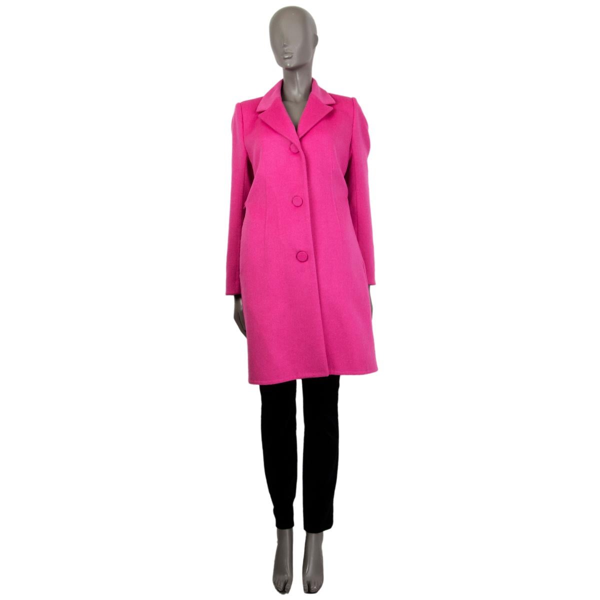 100% authentic Louis Vuitton belted single-breasted coat in pink wool (50%), angora (45%) and cashgora (5%) with a notch collar. Has two side slit pockets. Closes on the front with buttons. Lined in viscose (50%) and cupro (50%). Has been worn and