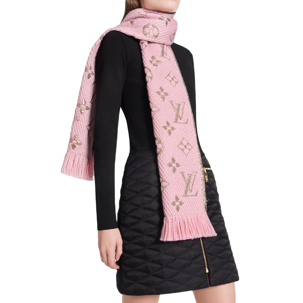 Louis Vuitton Pink Wool Blend Logomania Shine Scarf

Brighten up cold-weather days with the Logomania shine scarf. Its lustrous finish is created by weaving wool and silk yarns with shimmering thread. The House's hallmark Monogram print is applied
