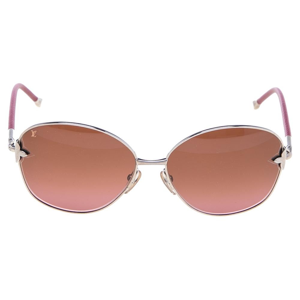Embrace sunny days in full style with these chic sunglasses by Louis Vuitton. Created with expertise, they feature oval frames and high-quality lenses that are equipped to protect your eyes. For another opulent element, the creation is finished off