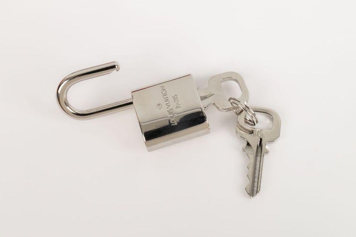 Louis Vuitton - Silver plated metal padlock.

Additional information: 
Dimensions: Length: 4 cm
Condition: Very good condition
Seller Ref number: ACC18