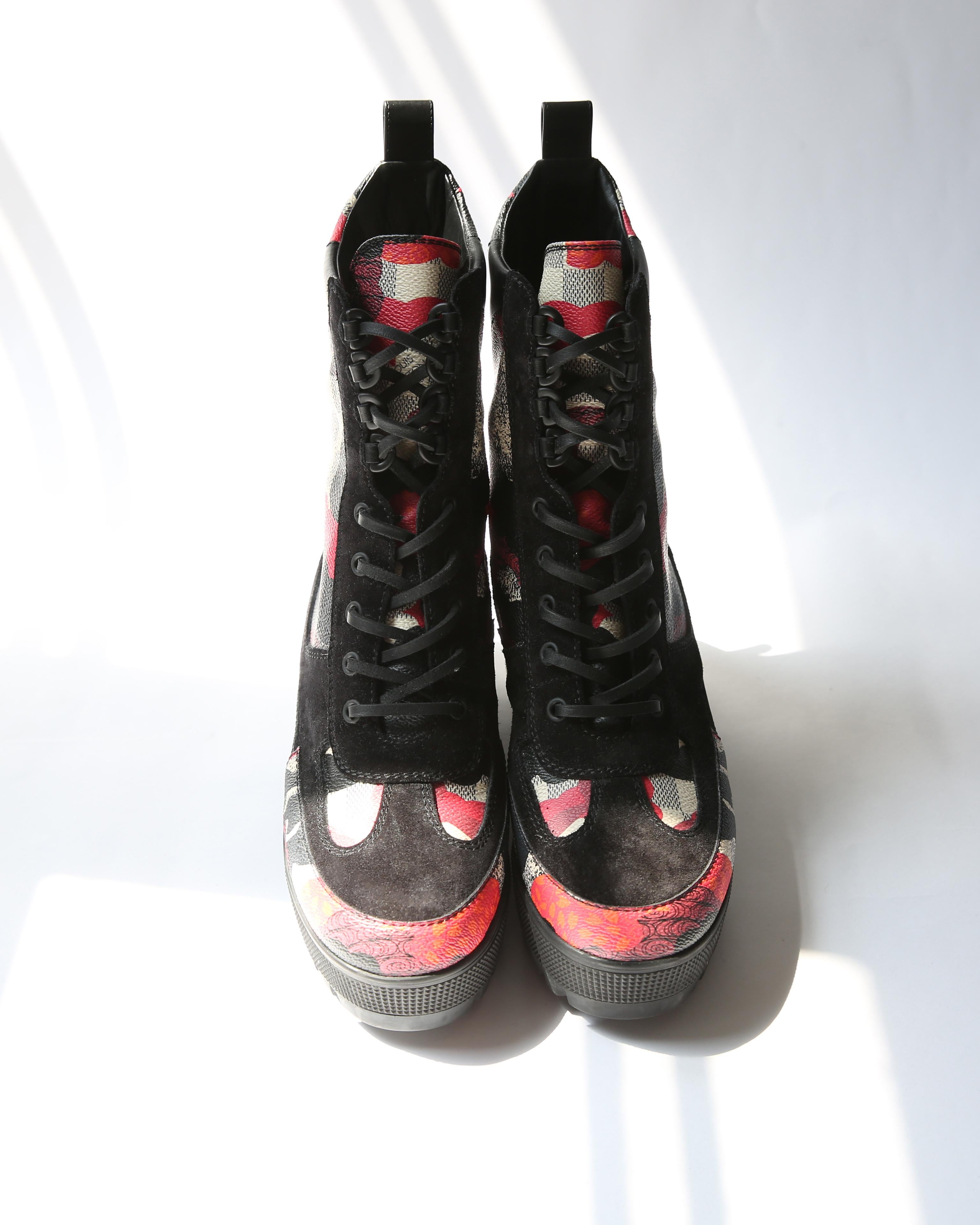 Louis Vuitton platform Laureate Desert black red white suede lace up ankle boots In New Condition In Paris, FR