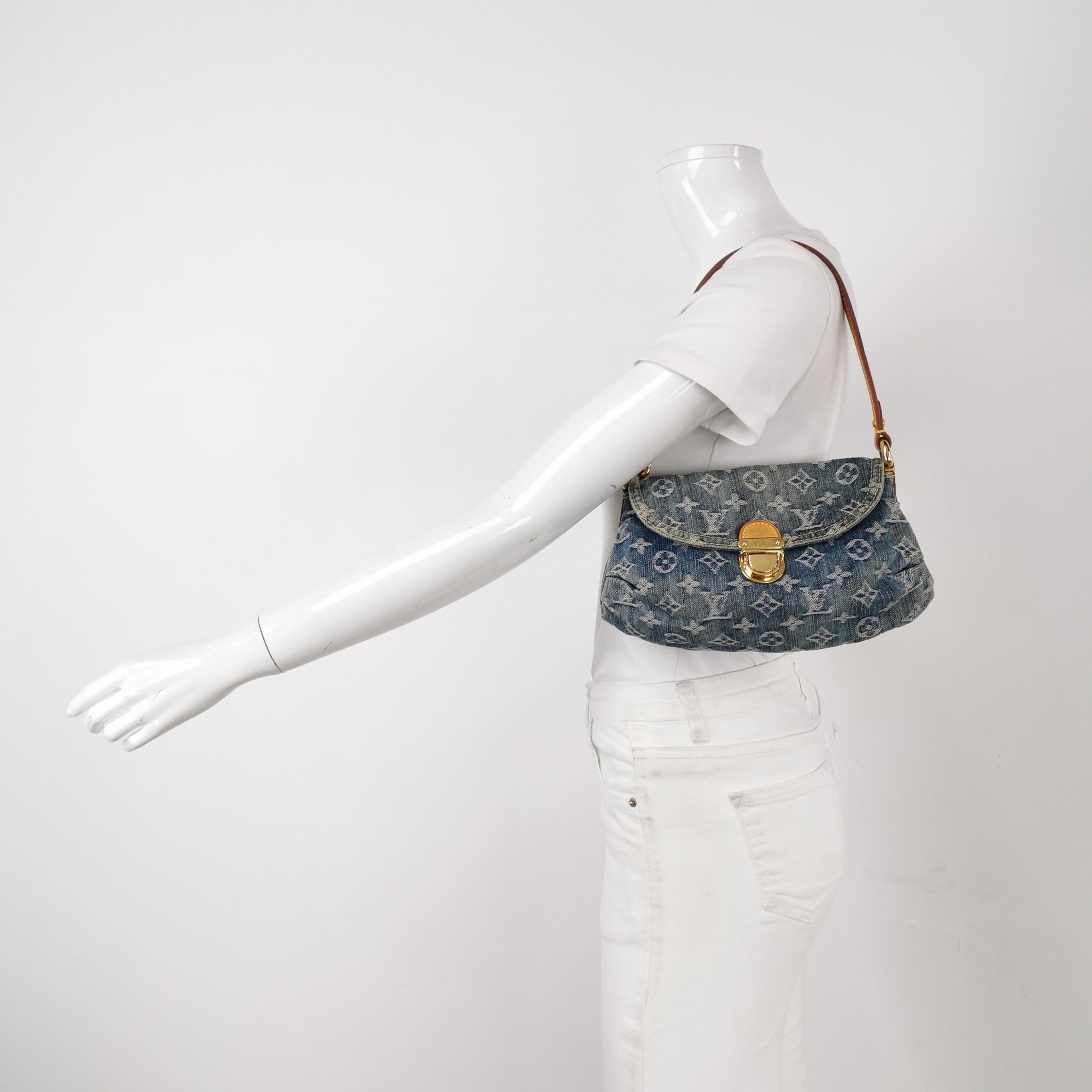 CONDITION: VERY GOOD

This preloved authentic item is in very good condition with light signs of use. Very light patina on the leather, slight discolouration on the denim. Light scratches to the hardware. Light stains on the exterior and the