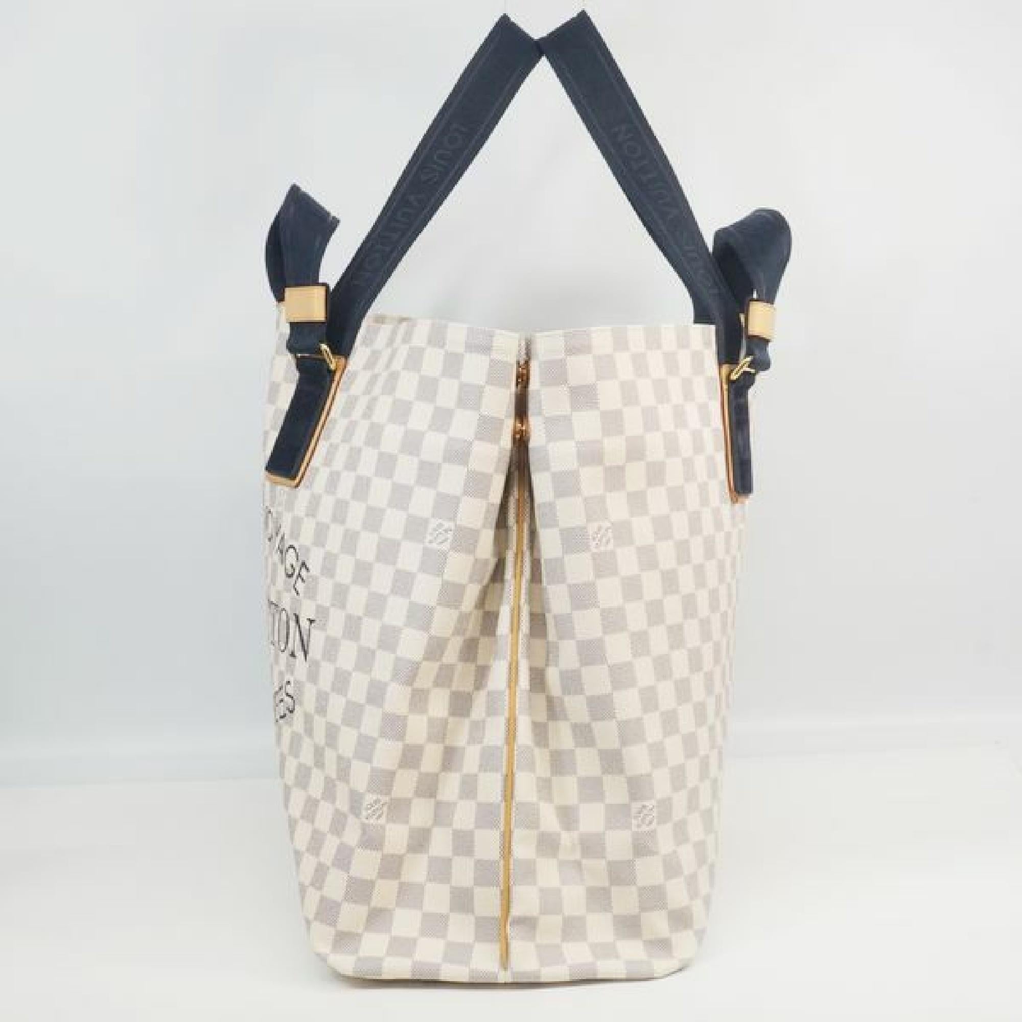 An authentic LOUIS VUITTON Plein Soleil Cabas GM Womens shoulder bag N41180 The outside material is Damier Azur canvas. The pattern is Plein Soleil  CabasGM. This item is Contemporary. The year of manufacture would be 2012.
Rank
SA slightly