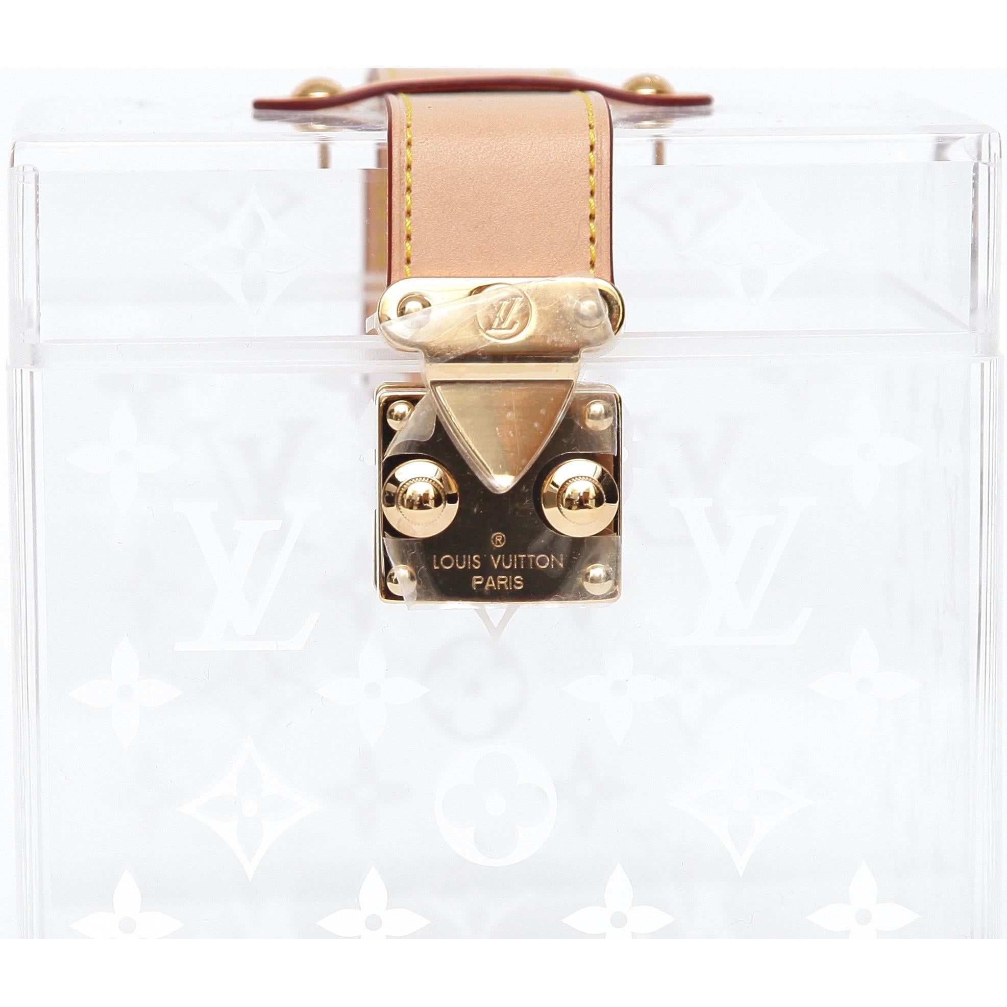 GUARANTEED AUTHENTIC LOUIS VUITTON CUBE SCOTT BOX

I have never put anything in the box, just sitting on my counter.



Design:
- Cube Scott box in a clear plexiglass.
- Gold-tone s-lock and feet.
- Cowhide leather trim.
- Comes with LV dust bag and