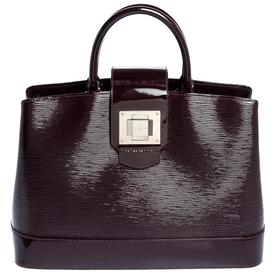Everybody wants a bag as fabulous as this one from Louis Vuitton. It is made from high-quality patent Epi leather and designed to assist you every day. The bag carries a gorgeous shade and a turn-lock that leads to an Alcantara-lined interior that