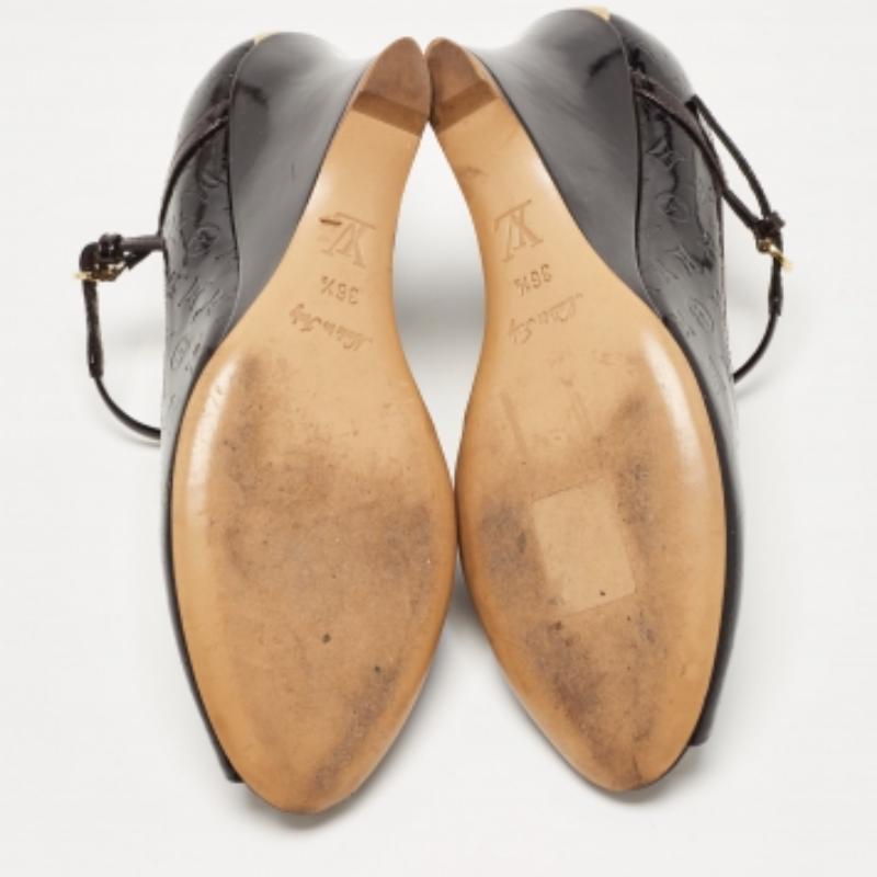 Louis Vuitton Pflaumenfarbene Monogramm Lackleder Peep Toe Keil Pumps Größe 36,5 (Schwarz) im Angebot