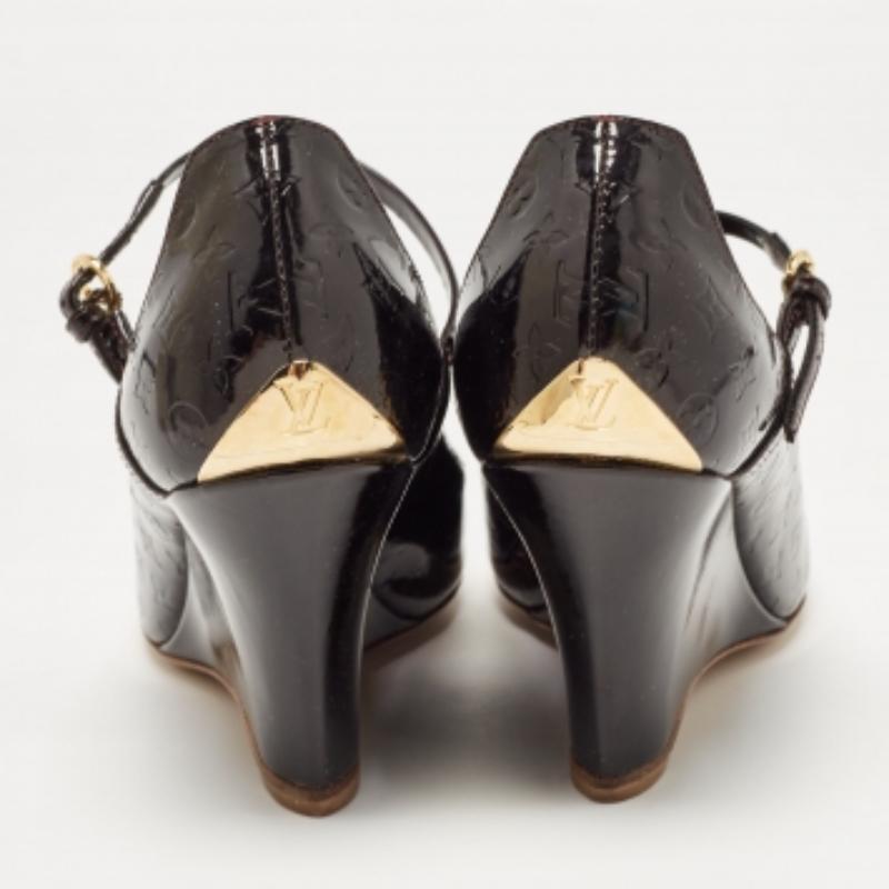 Louis Vuitton Pflaumenfarbene Monogramm Lackleder Peep Toe Keil Pumps Größe 36,5 im Zustand „Gut“ im Angebot in Dubai, Al Qouz 2