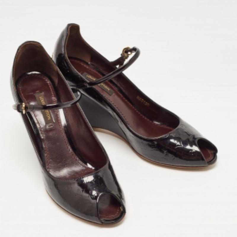 Louis Vuitton Pflaumenfarbene Monogramm Lackleder Peep Toe Keil Pumps Größe 36,5 im Angebot 1