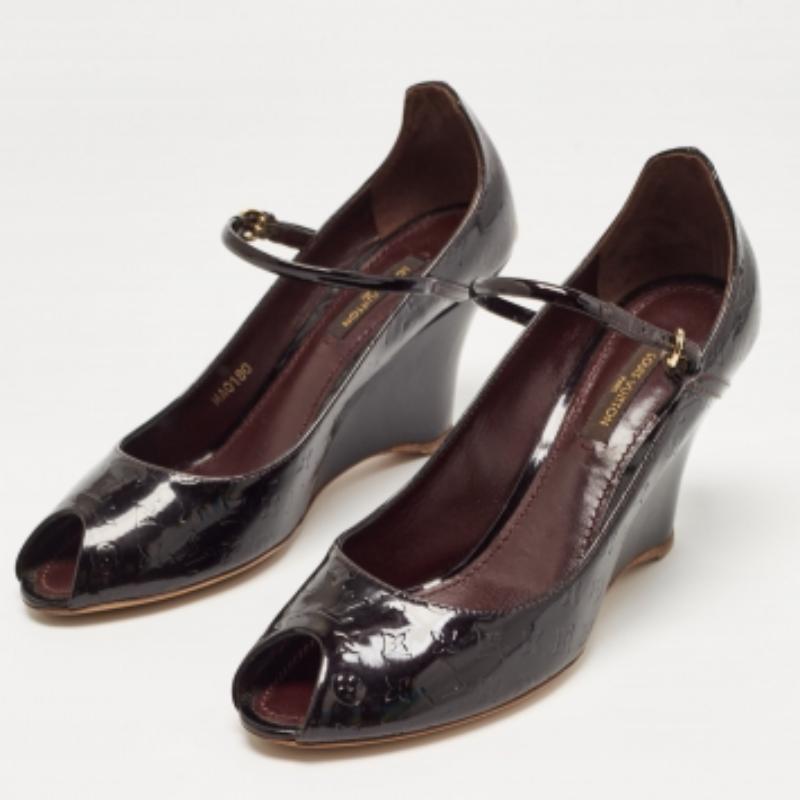 Louis Vuitton Pflaumenfarbene Monogramm Lackleder Peep Toe Keil Pumps Größe 36,5 im Angebot 3