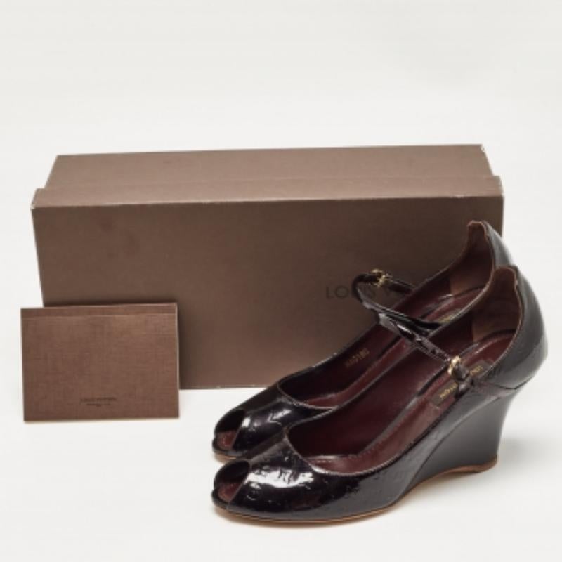 Louis Vuitton Pflaumenfarbene Monogramm Lackleder Peep Toe Keil Pumps Größe 36,5 im Angebot 4