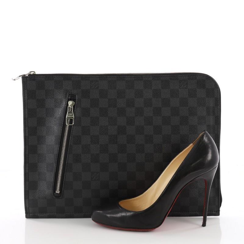 This Louis Vuitton Poche Documents Damier Graphite, crafted in damier graphite coated canvas, features an exterior zip pocket and silver-tone hardware accents. Its all-around zip closure opens to a black fabric interior with zip and slip pockets.