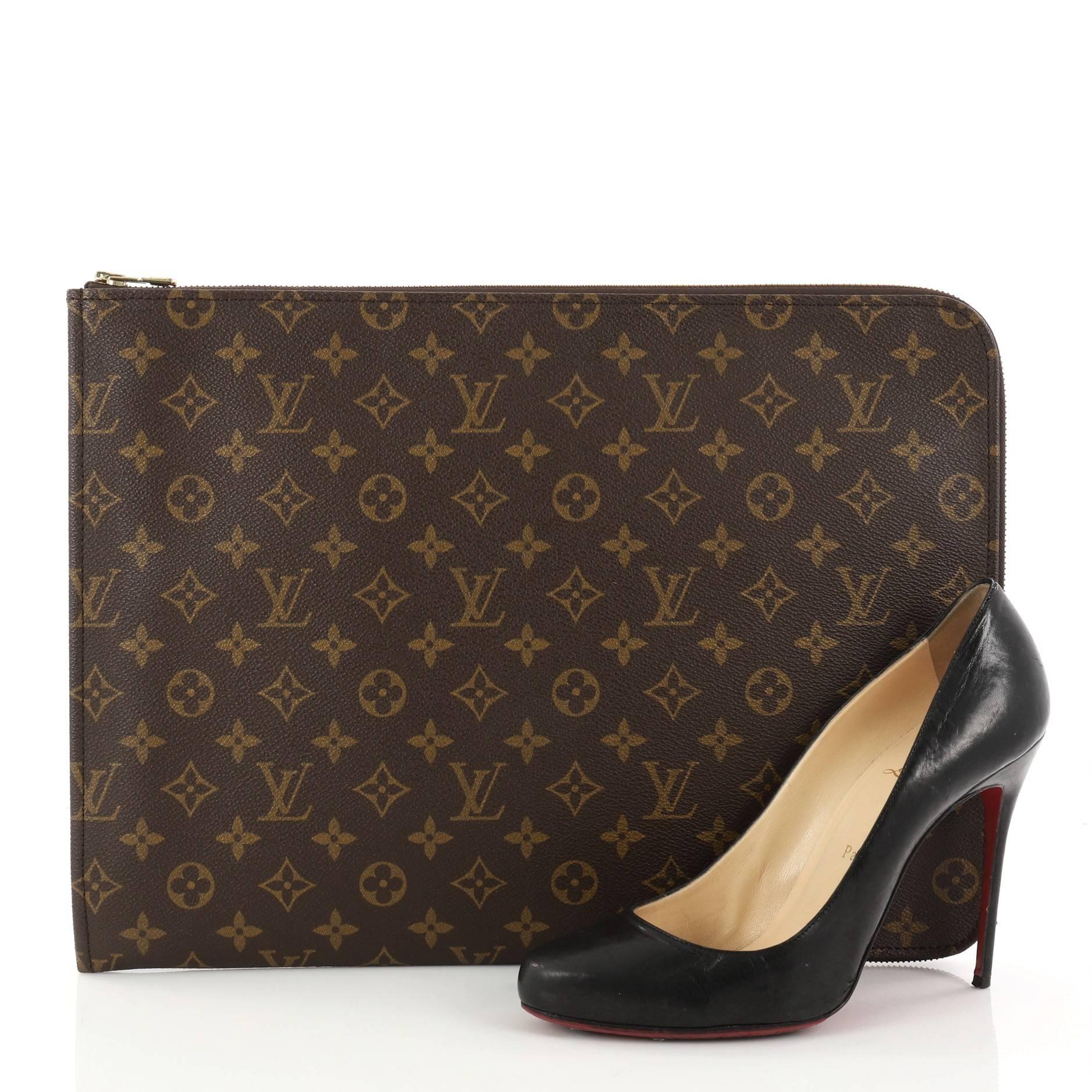 This authentic Louis Vuitton Poche Documents Monogram Canvas combines style and functionality ideal for work. Crafted with Louis Vuitton's iconic brown monogram coated canvas, this stylish poche features a gold-tone zip-around hardware closure that