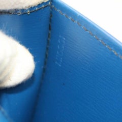 Pochette Louis Vuitton en cuir bleu « Iena Epi » pliée sur le dessus 869841