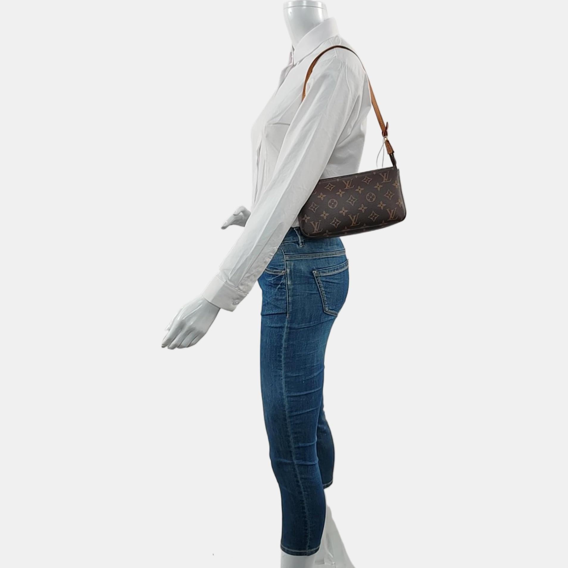 Louis Vuitton Pochette Accessoire Marrone Monogram Microchip
Queste sono foto professionali della borsa offerta da Luxbags.
La borsa Pochette Accessoire è uno dei modelli più iconici della casa di moda francese. È un punto fermo del guardaroba di