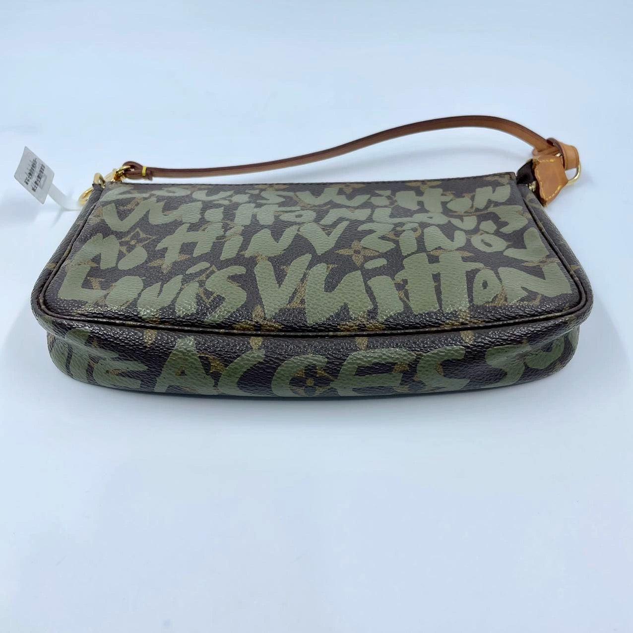 Louis Vuitton Pochette Accessoire Monogram Green Graffiti Clutch In Excellent Condition In AUBERVILLIERS, FR