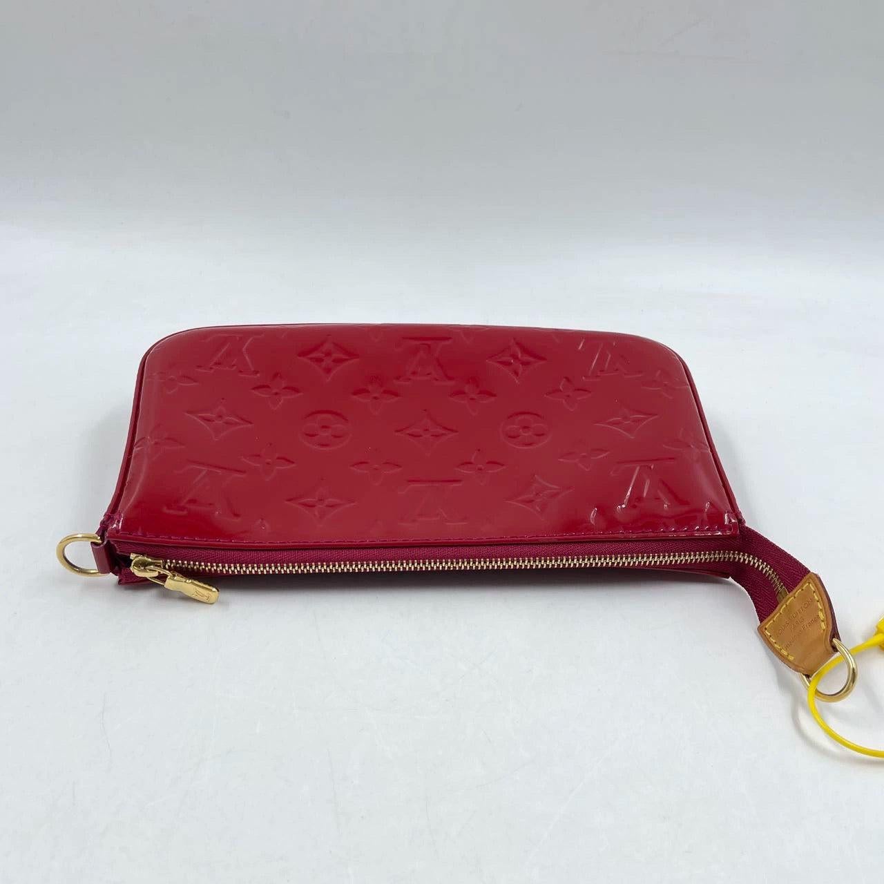 Louis Vuitton Pochette Accessoire Patent Leather Red Medium In Good Condition For Sale In AUBERVILLIERS, FR