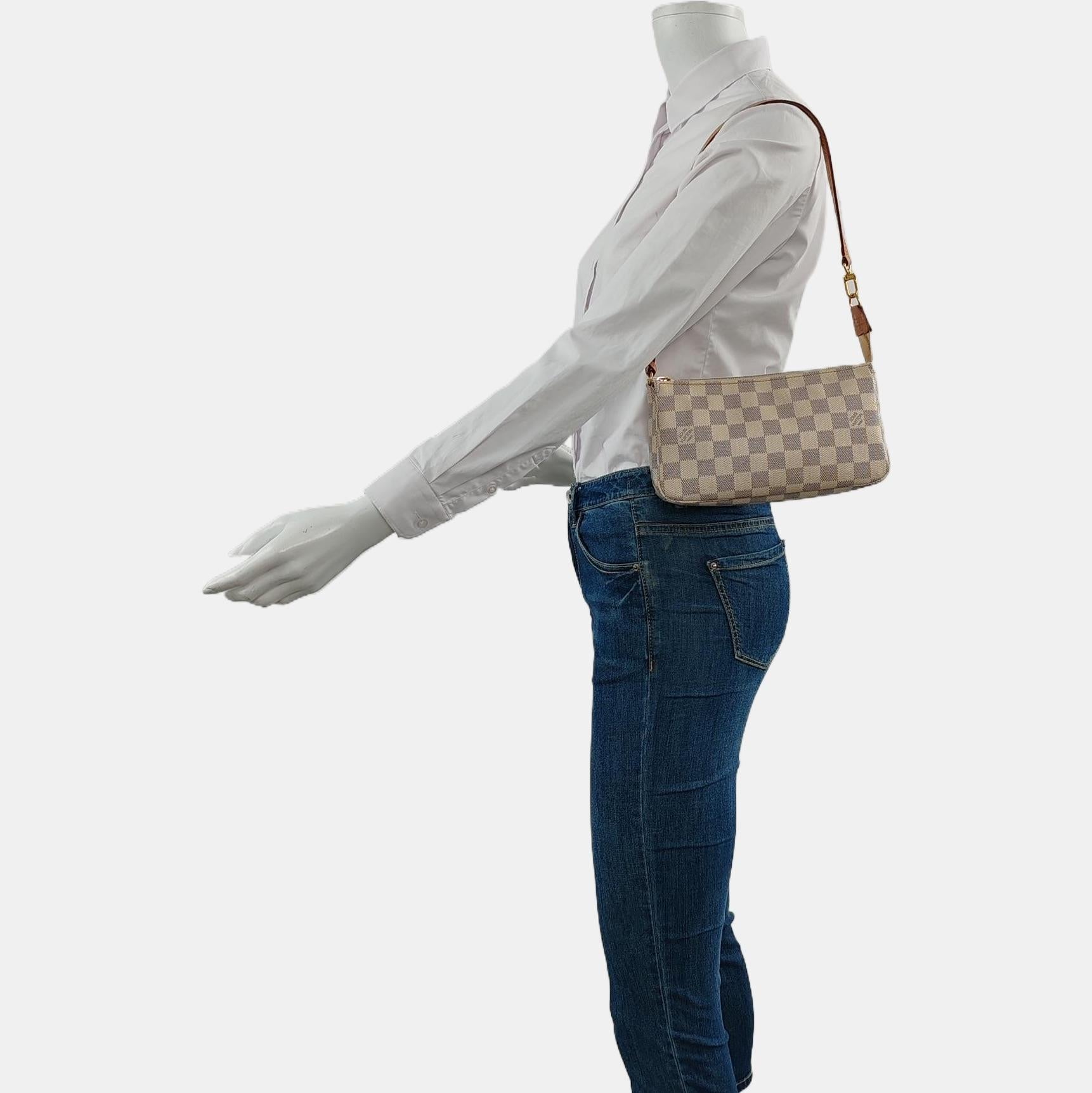 Louis Vuitton Pochette Accessoire Weiß Damier Ebene Monogram
Dies sind professionelle Fotos der tatsächlich von Luxbags angebotenen Tasche.
Die Pochette Accessoire Bag ist eines der kultigsten Designs des französischen Modehauses. Sie ist ein fester