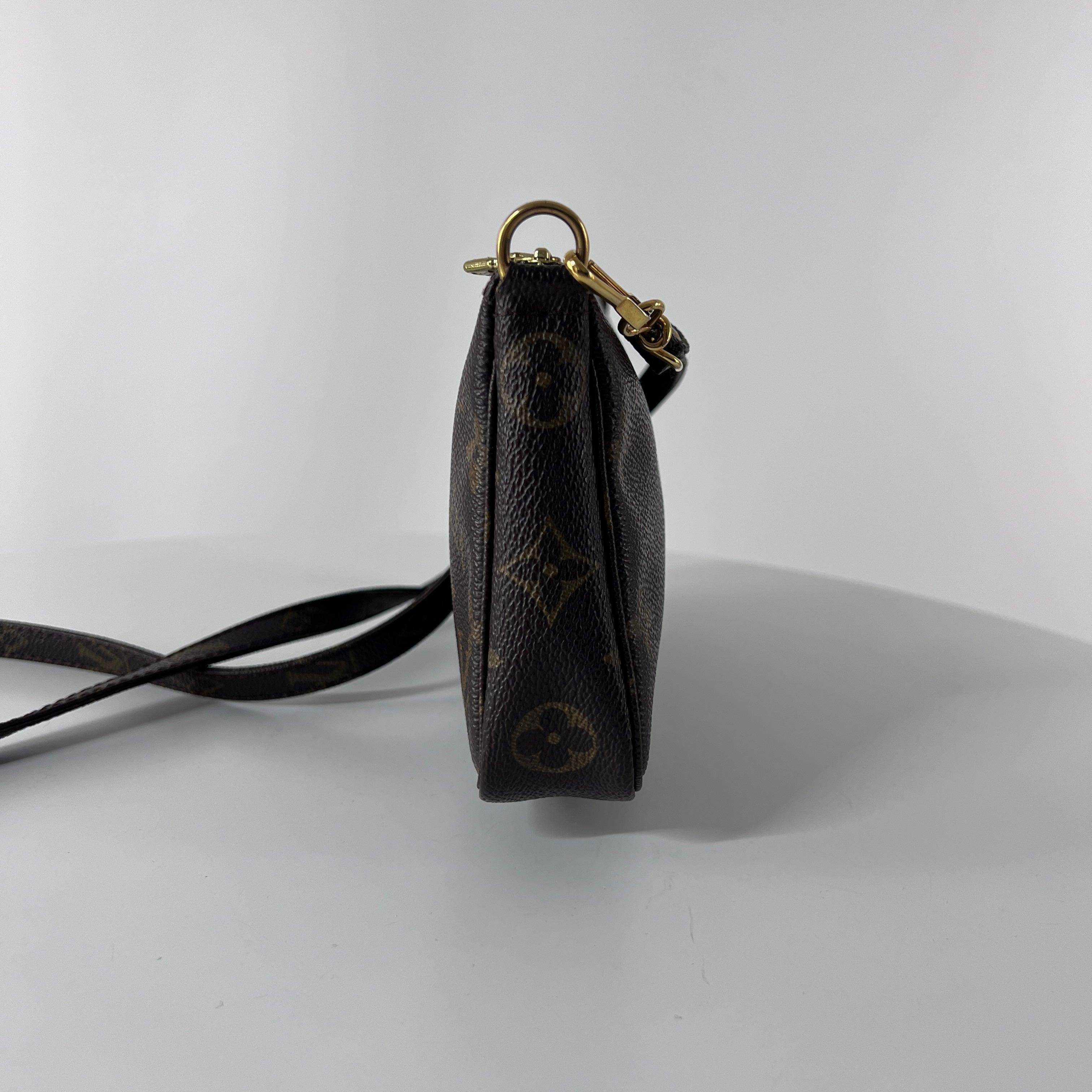 Louis Vuitton Pochette Accessoires Monogram Canvas Brown 2001 en vente 6