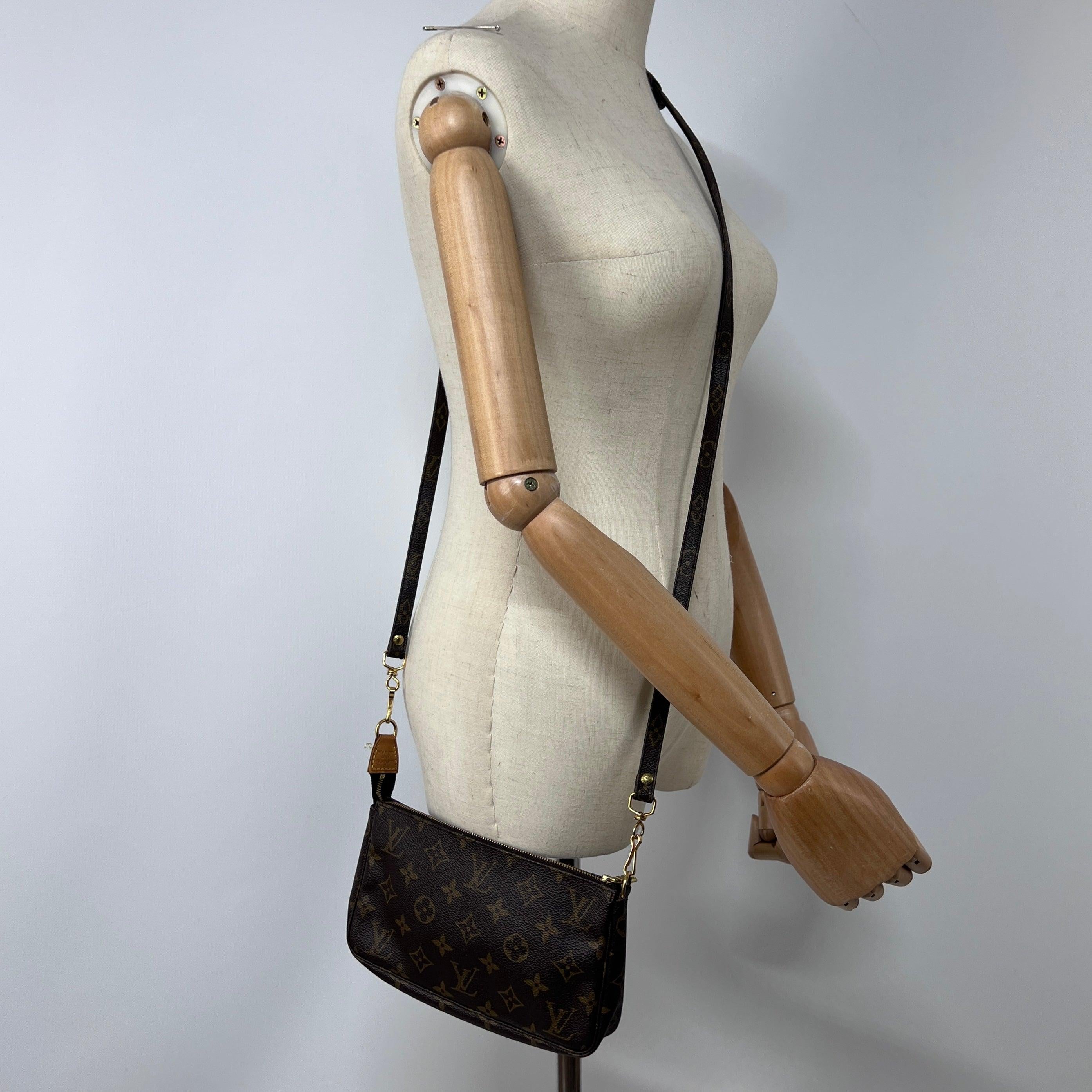 Pochette Accessoires in monogram canvas with gold-tone hardware. Zip top; textile lining. Date code CA1001 (2001), Spain. Condition: excellent. Dimensions: 21 × 12 × 4 cm.