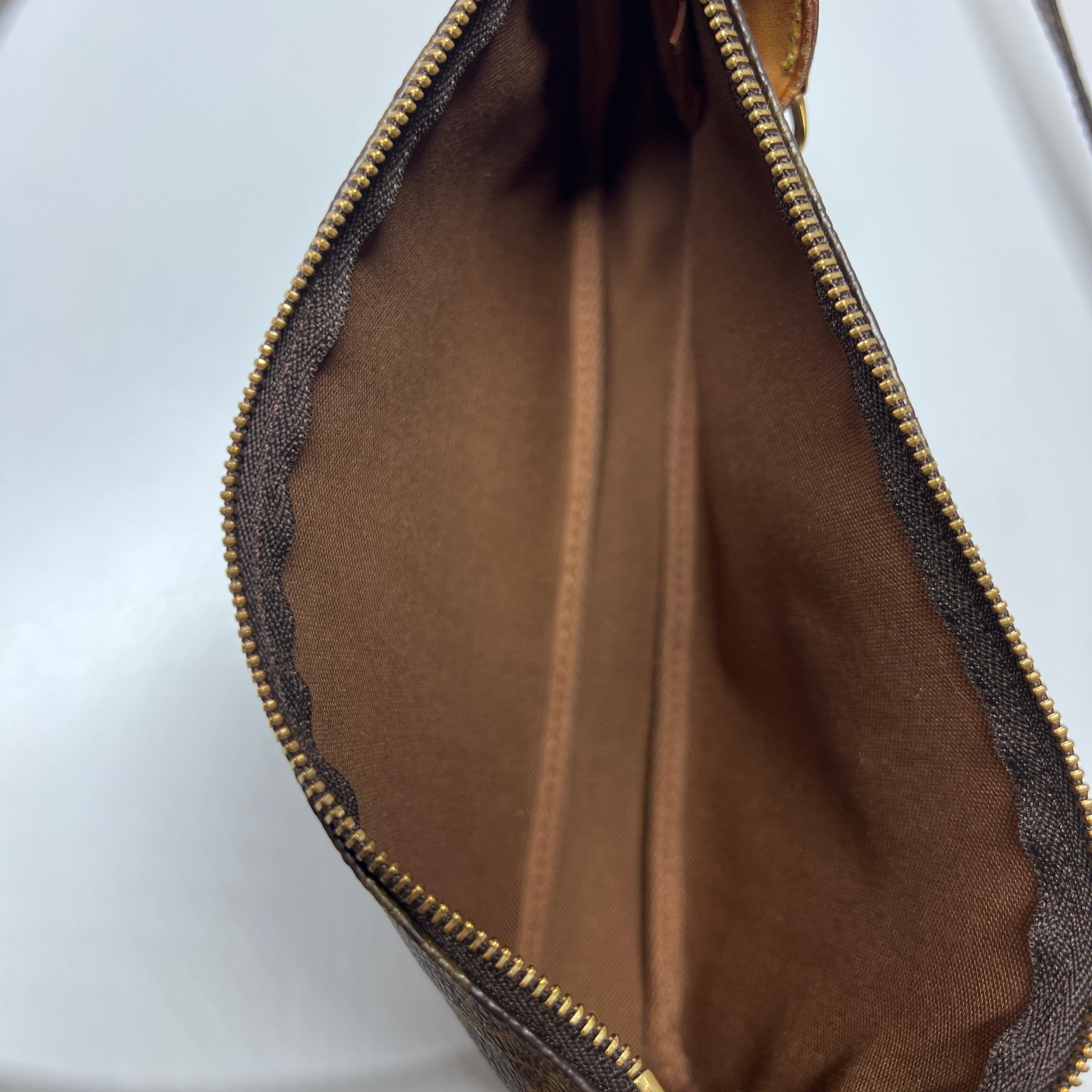 Noir Louis Vuitton Pochette Accessoires Monogram Canvas Brown 2001 en vente
