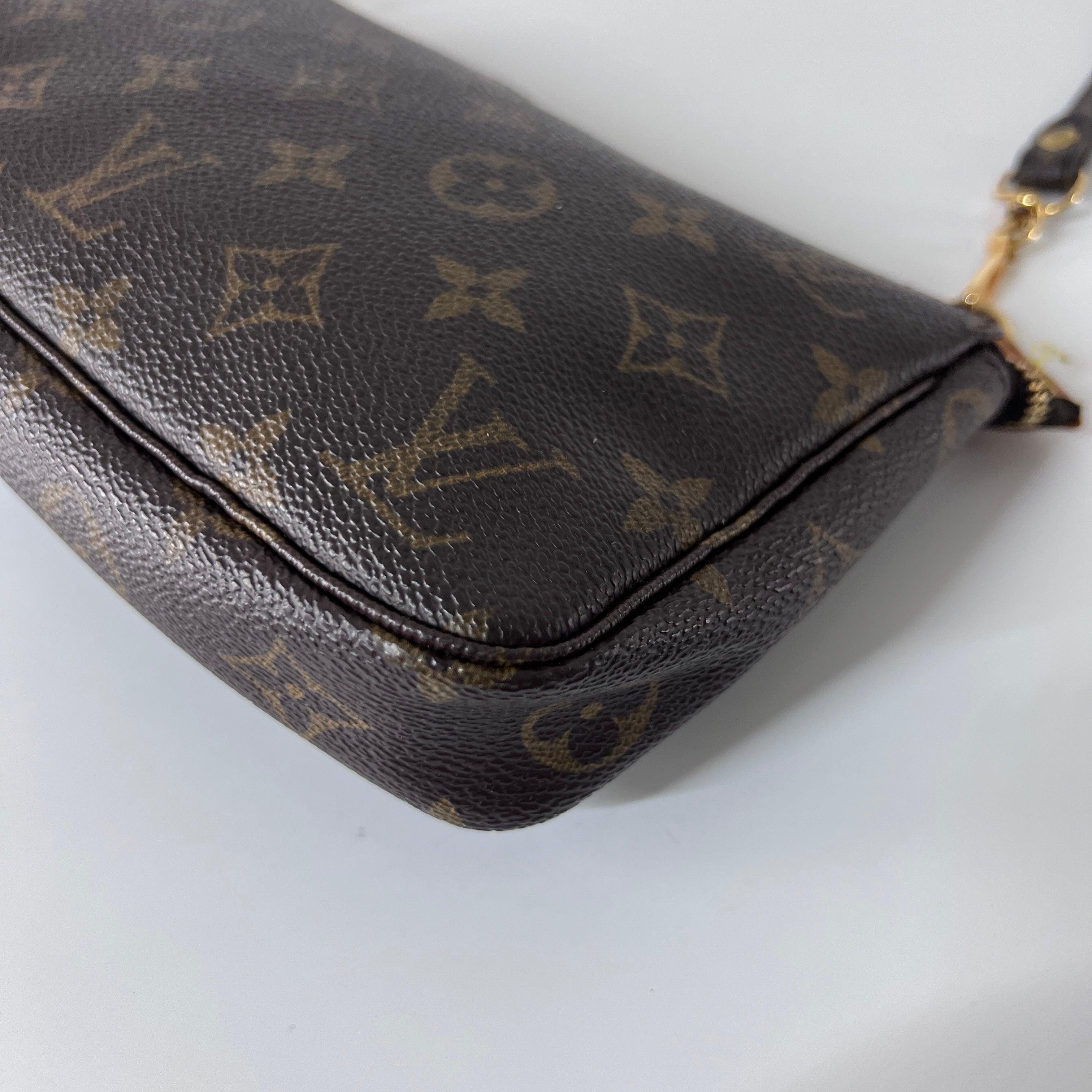 Louis Vuitton Pochette Accessoires Monogram Canvas Brown 2001 en vente 4