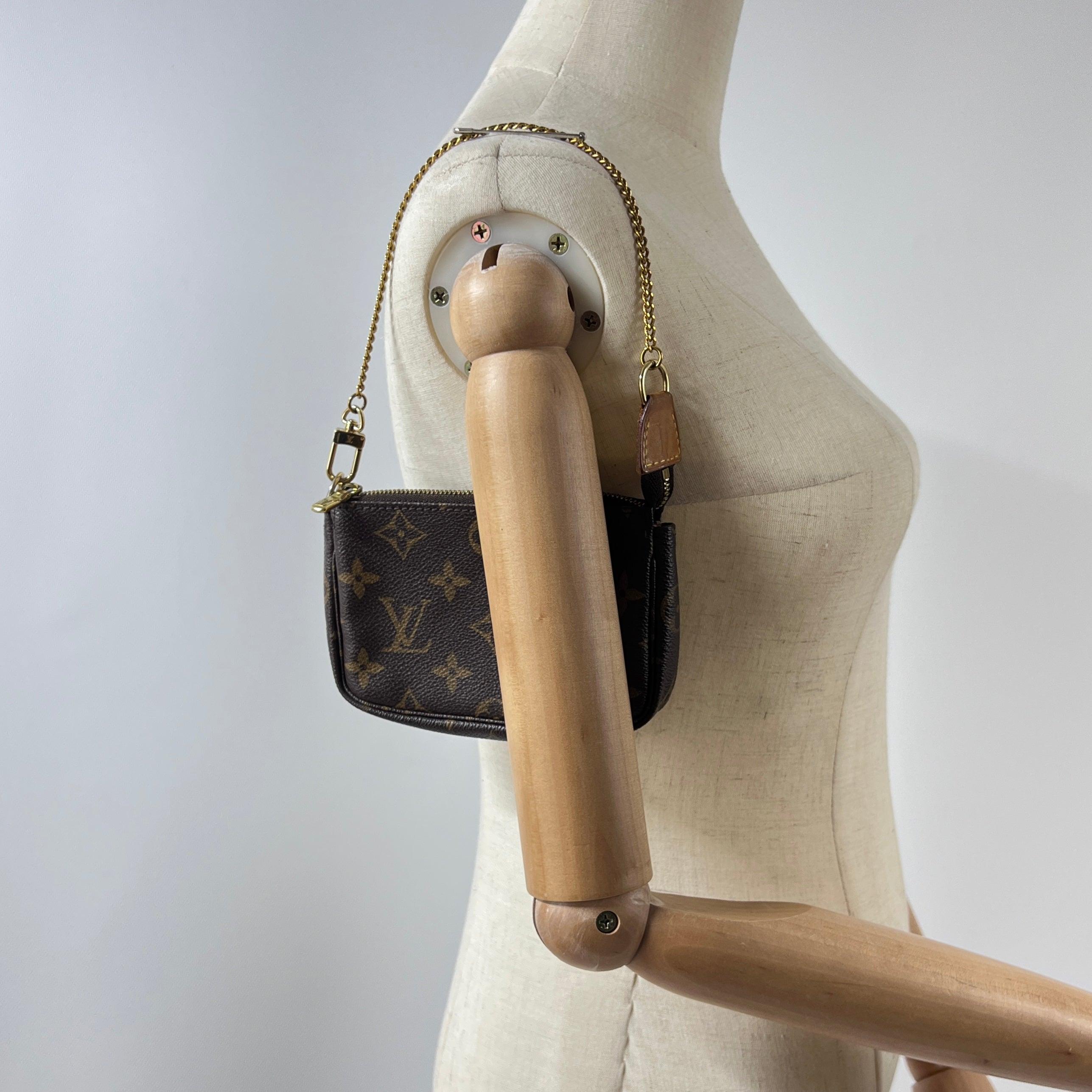 Monogram Pochette Accessoires with gold-tone hardware. Zip closure; textile lining. Date code DU0048 (2008), France. Condition: excellent. Dimensions: 15 × 9 × 3 cm.