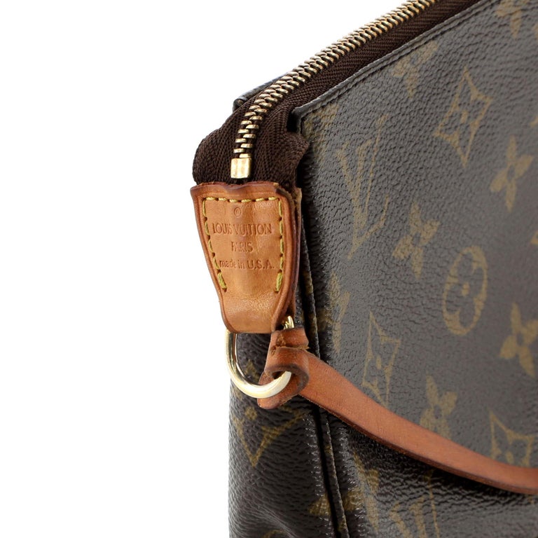 Louis Vuitton Pochette Accessoires Monogram Canvas For Sale at 1stDibs