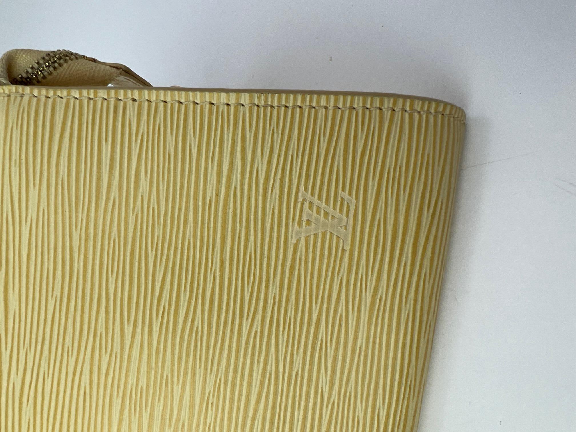 Accessoires de pochette Louis Vuitton  Epi 24 Yellow Leather Crossbody Bag Bon état - En vente à Freehold, NJ