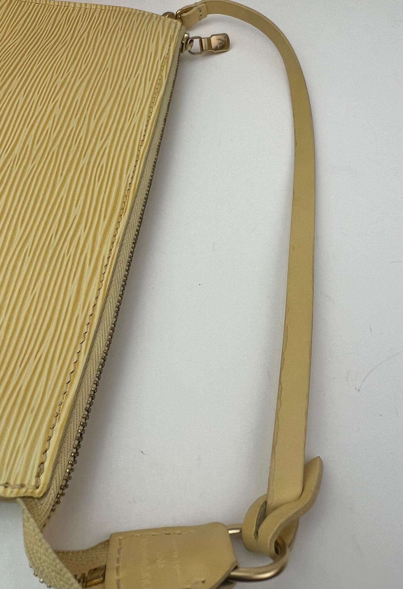 Accessoires de pochette Louis Vuitton  Epi 24 Yellow Leather Crossbody Bag en vente 2