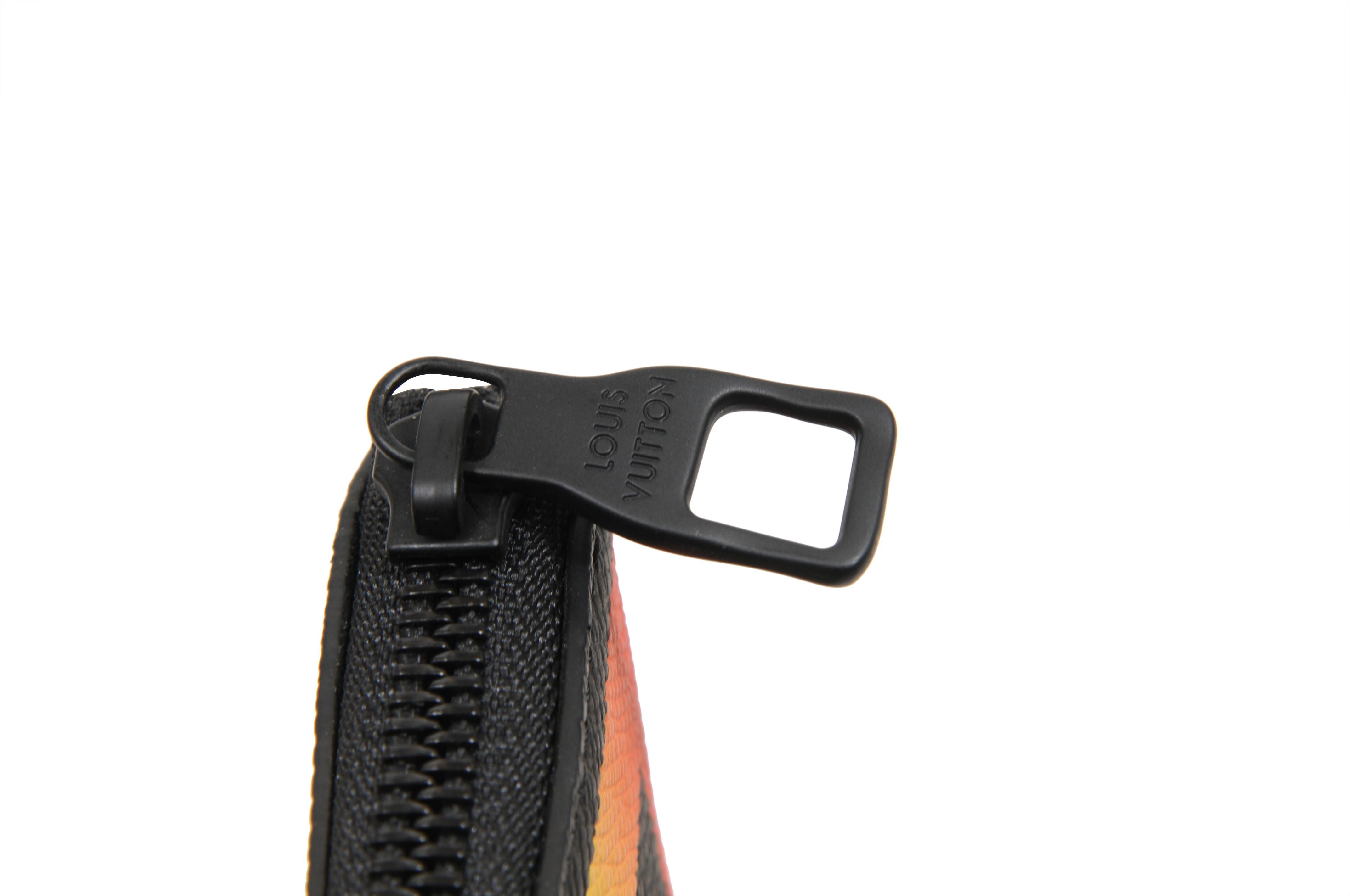 Louis Vuitton Pochette Noir Cuir Taïga Pochette de voyage Arc-en-ciel en vente 6