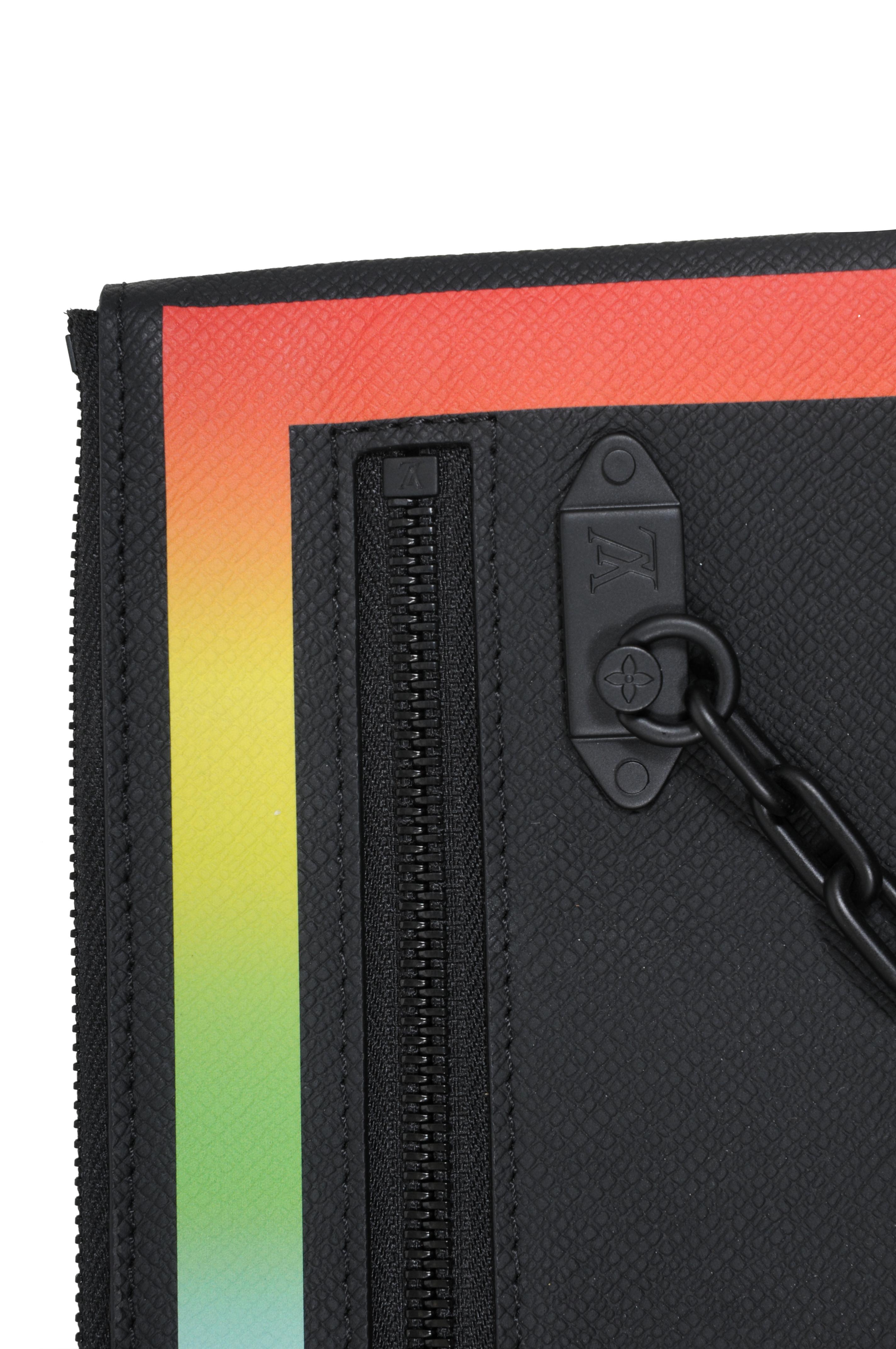 Louis Vuitton Pochette Noir Cuir Taïga Pochette de voyage Arc-en-ciel en vente 7