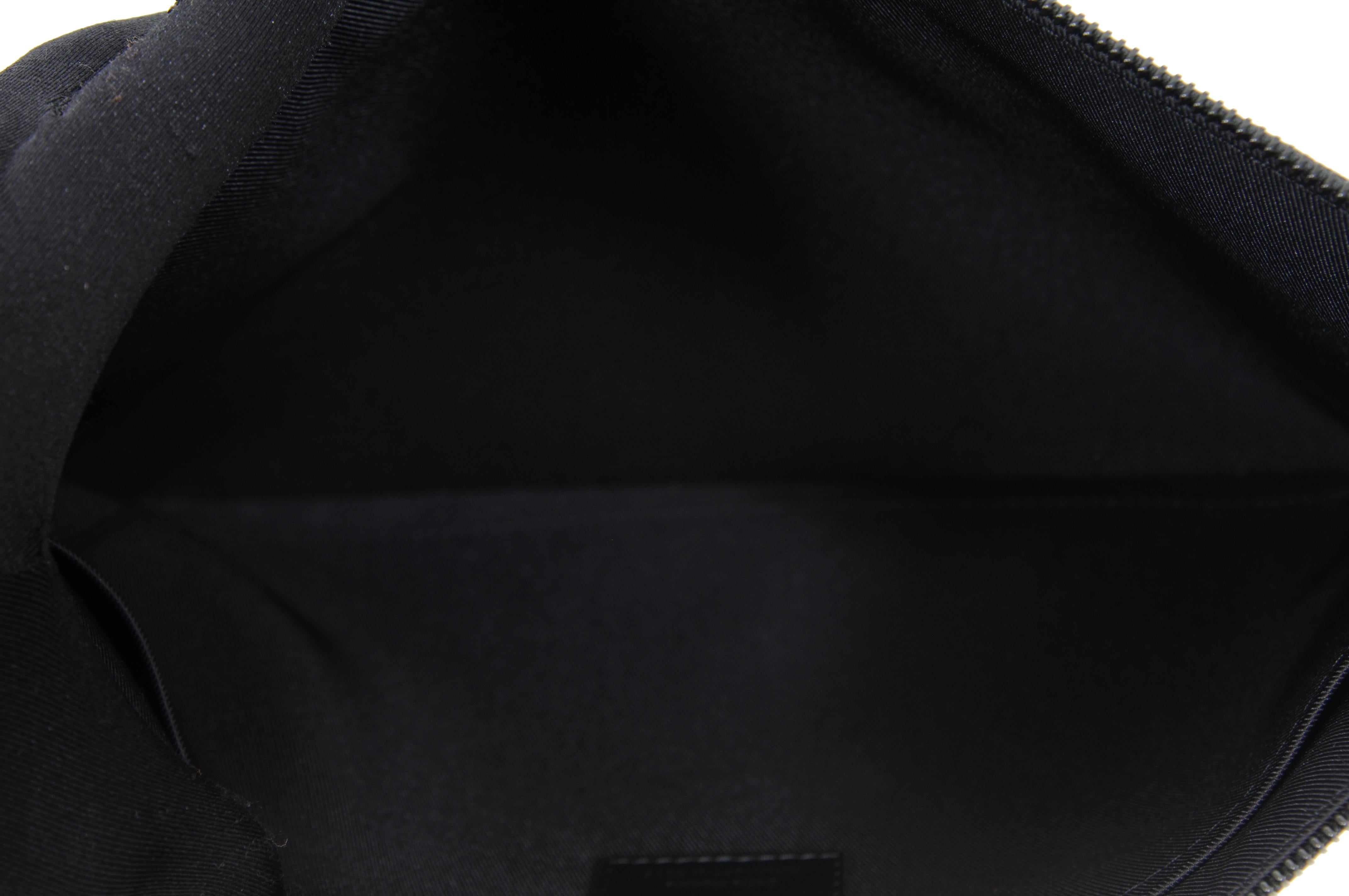 Louis Vuitton Pochette Noir Cuir Taïga Pochette de voyage Arc-en-ciel Neuf - En vente à North Miami, FL