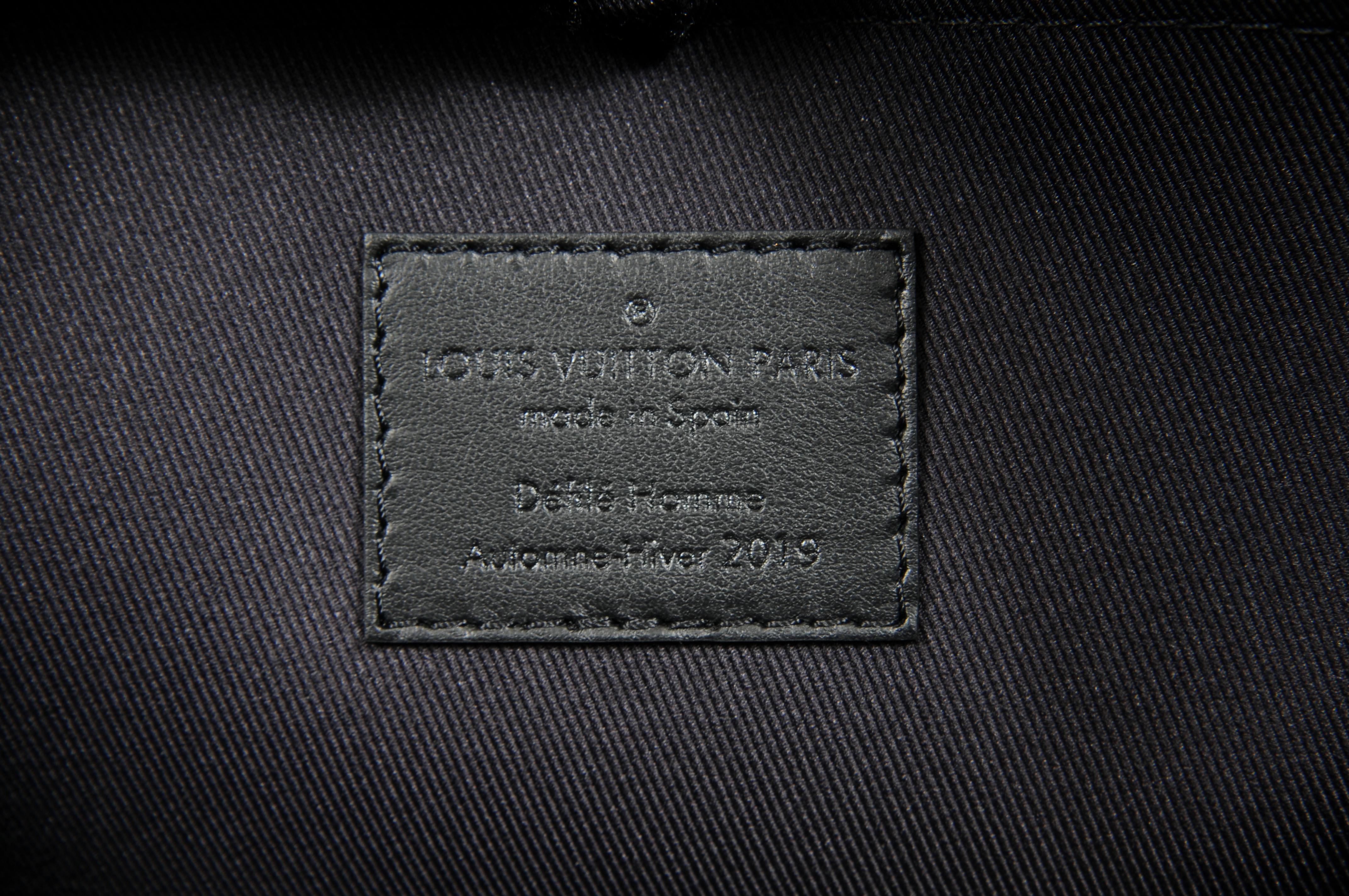 Louis Vuitton Pochette Noir Cuir Taïga Pochette de voyage Arc-en-ciel Unisexe en vente