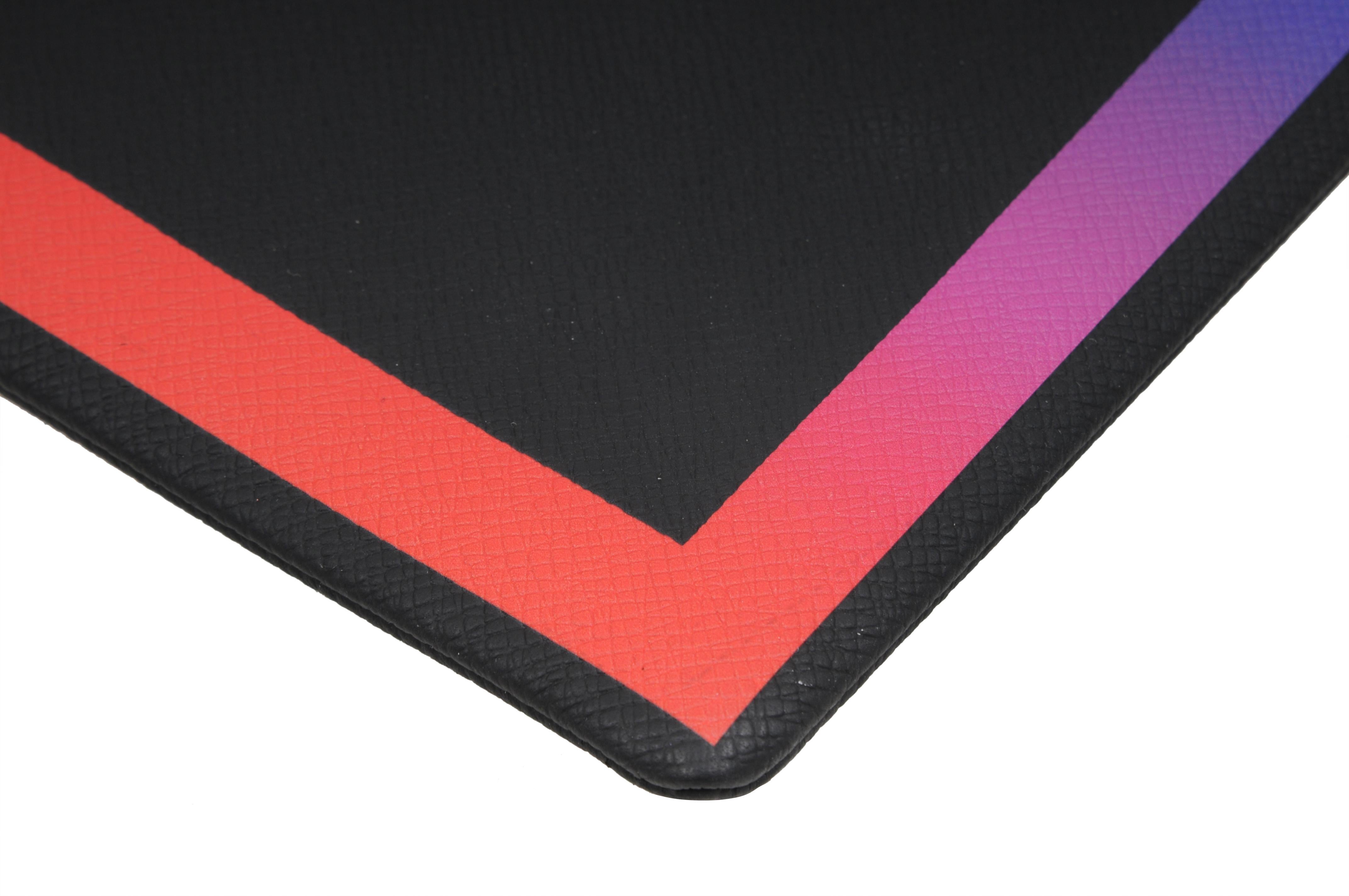 Louis Vuitton Pochette Noir Cuir Taïga Pochette de voyage Arc-en-ciel en vente 1