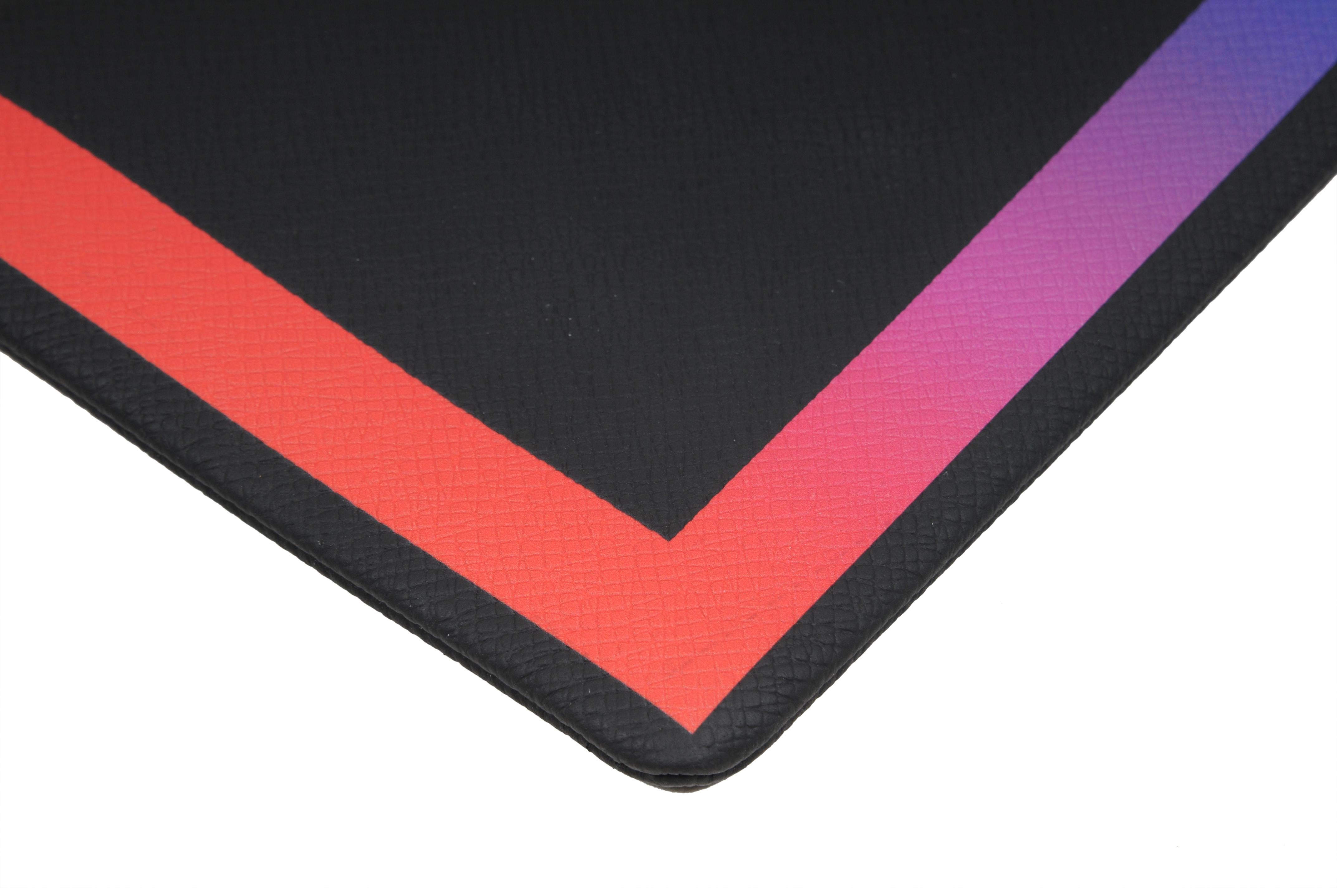 Louis Vuitton Pochette Noir Cuir Taïga Pochette de voyage Arc-en-ciel en vente 2