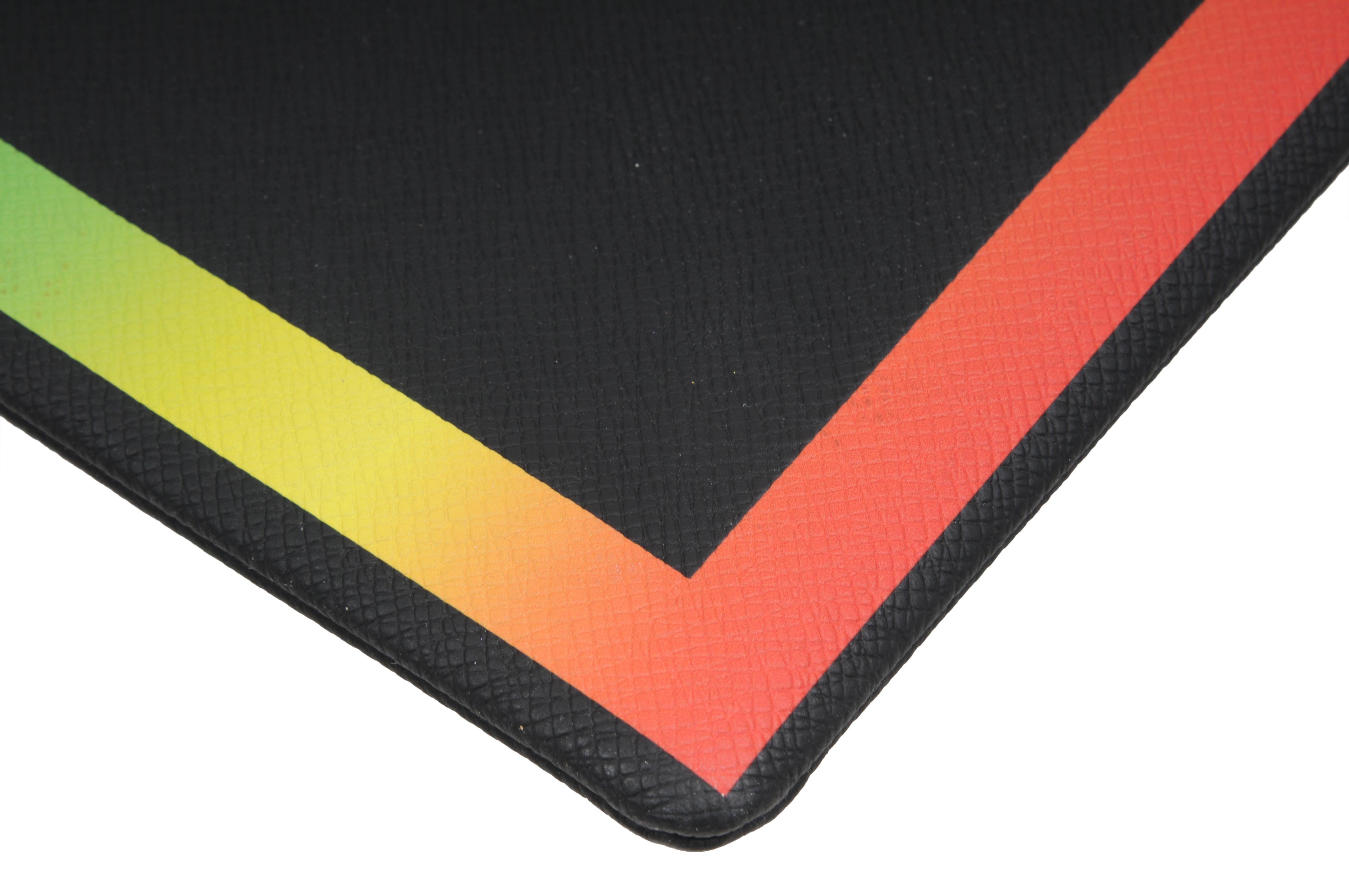 Louis Vuitton Pochette Noir Cuir Taïga Pochette de voyage Arc-en-ciel en vente 3