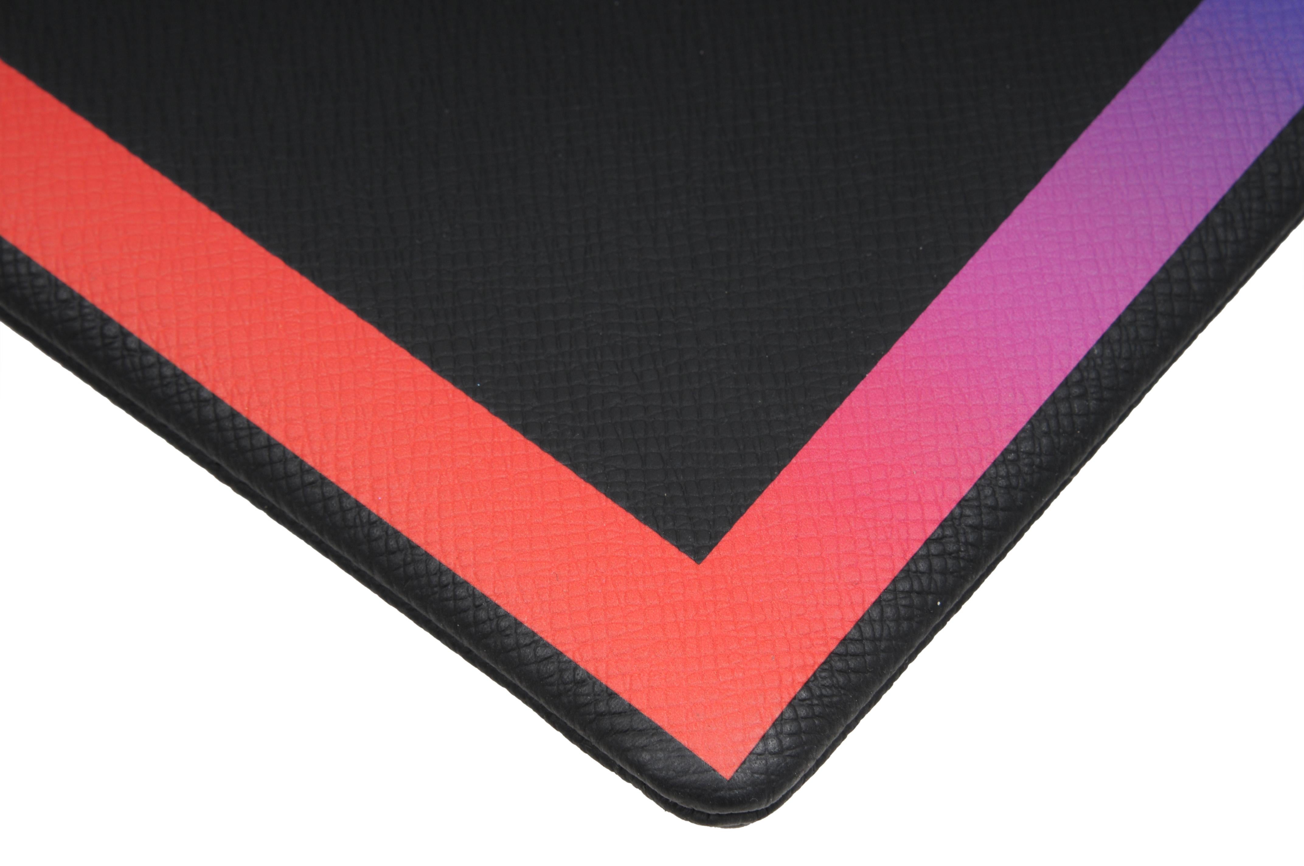 Louis Vuitton Pochette Noir Cuir Taïga Pochette de voyage Arc-en-ciel en vente 4